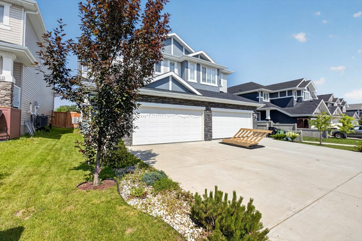 STARLING / GREENSPACE VIEW / MODERN 3 BED 2.5 BATH — A RARE FIND! Welcome to 3885 Robins Crescent NW in sought-after Starling! 3