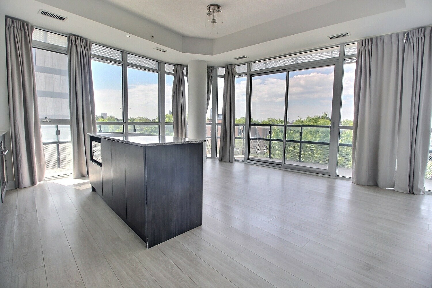 Exceptional Corner Unit 2 Bed/2 Bath In Flaire Condos 2