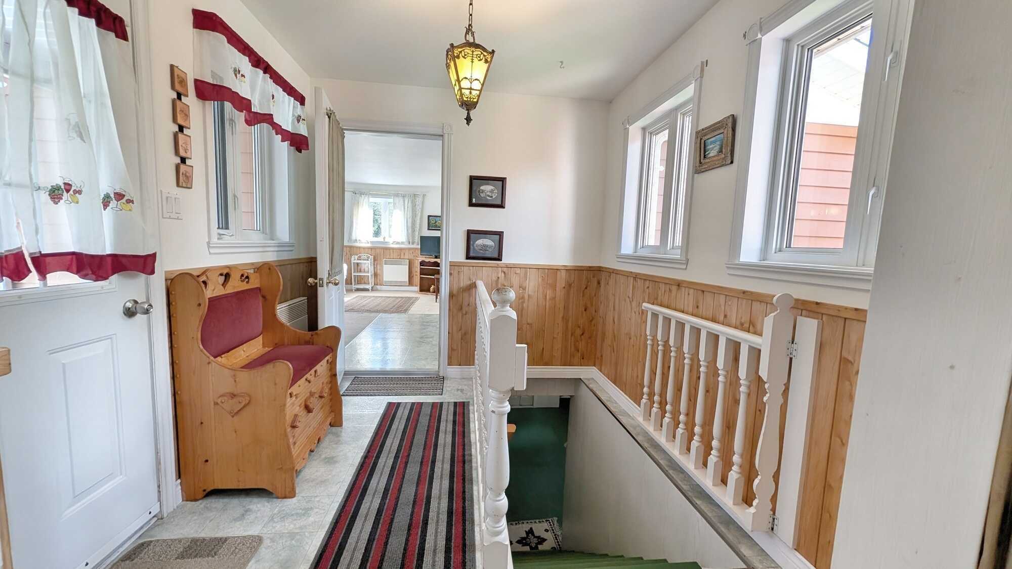 Maison avec appartement adjacent – Charme côtier et potentiel à Bas-Caraquet
--------
Home with Adjoining Apartment – Coastal Charm and Income Potential in Bas-Caraquet 2