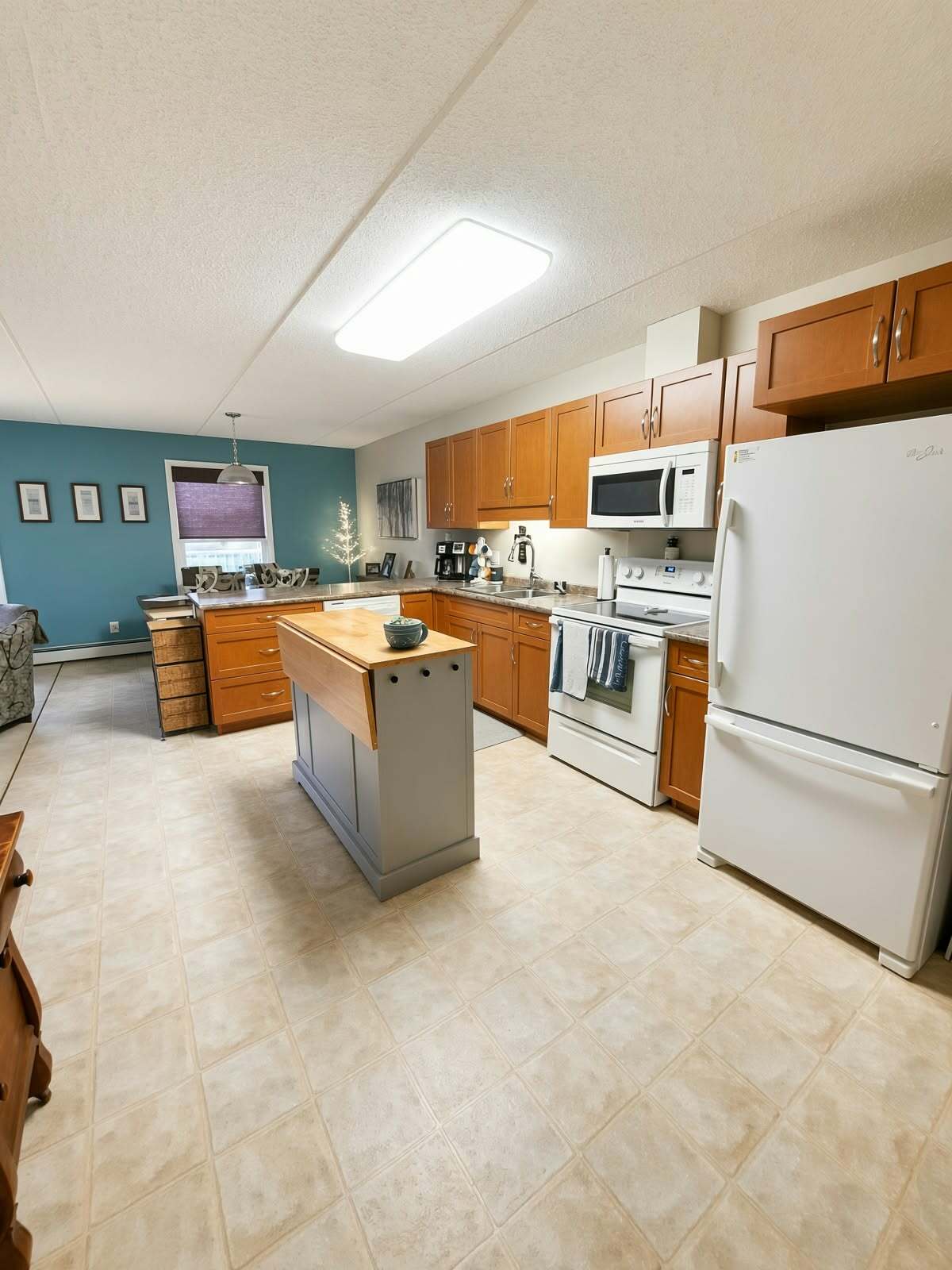 Spacious Corner Unit Condo in West Hill! 4