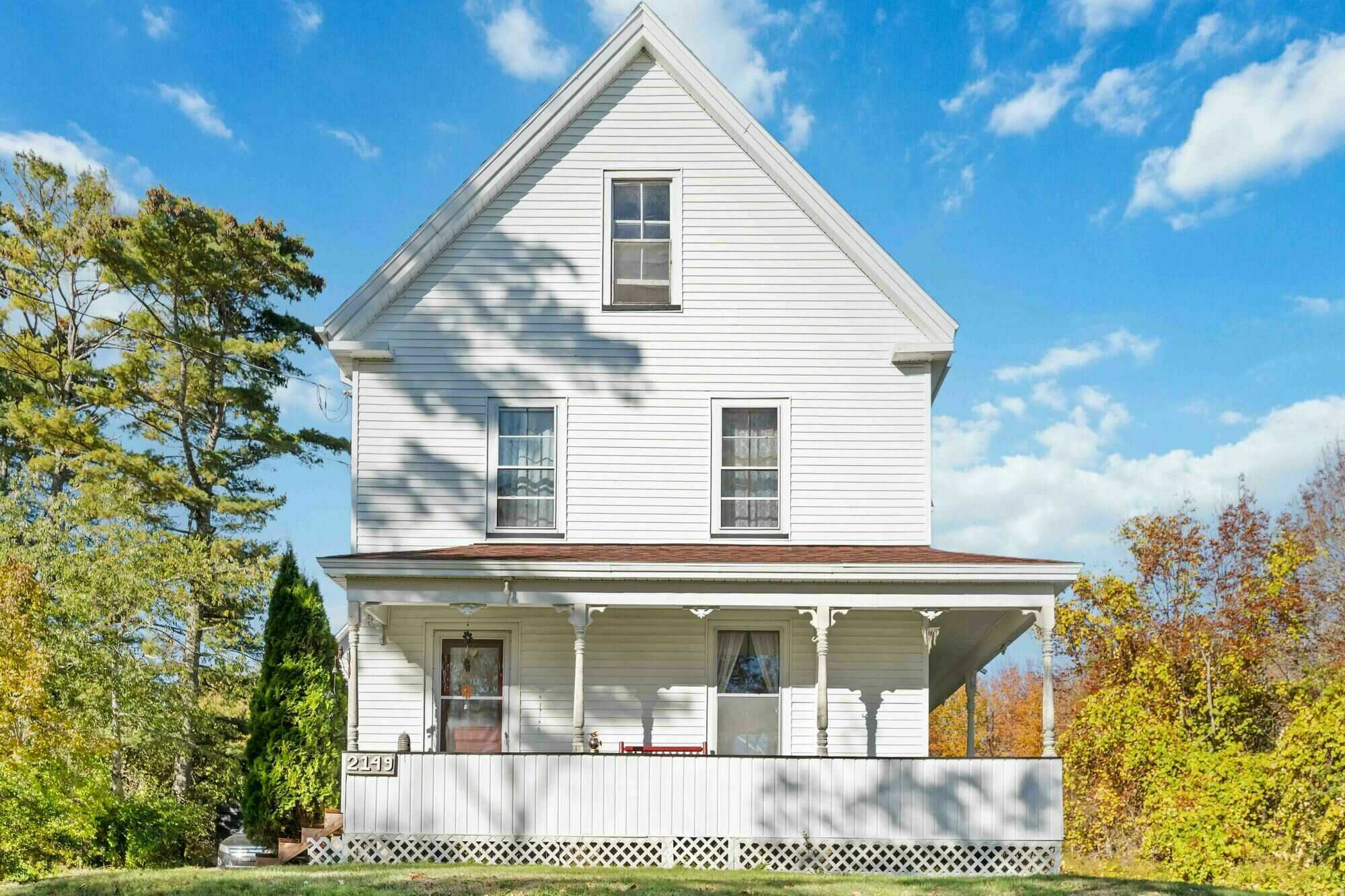 4-Bedroom Century Home for Sale in Kemptville, NS | 2,214 Sq Ft, Lake View, Fully Updated | $399,000 5