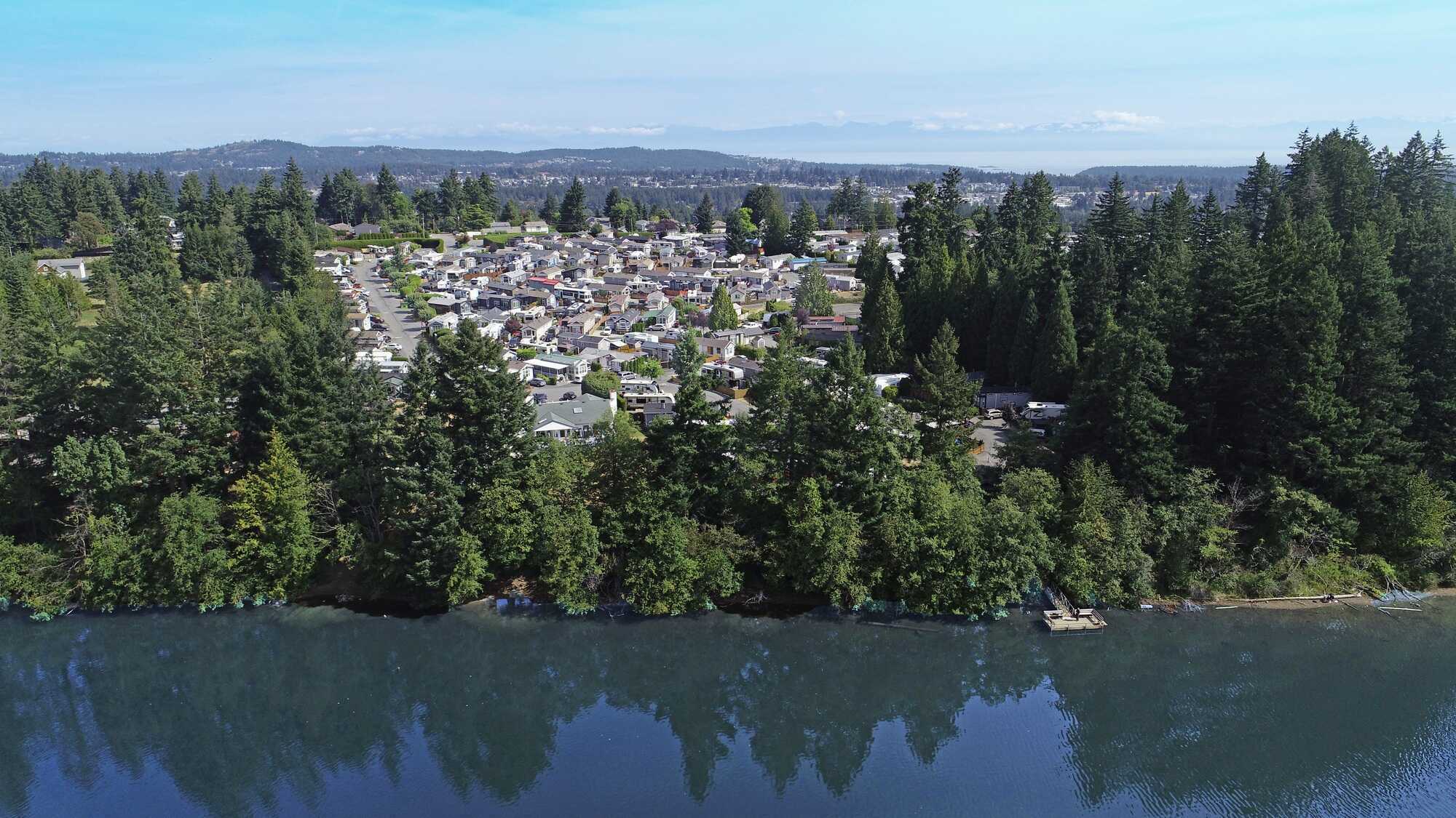 PRICED TO SELL  !! NEWLY PRICED !! 
West coast living at its finest ! Located in Nanaimo B.C in the popular and much sought after "Resort on the Lake". 5