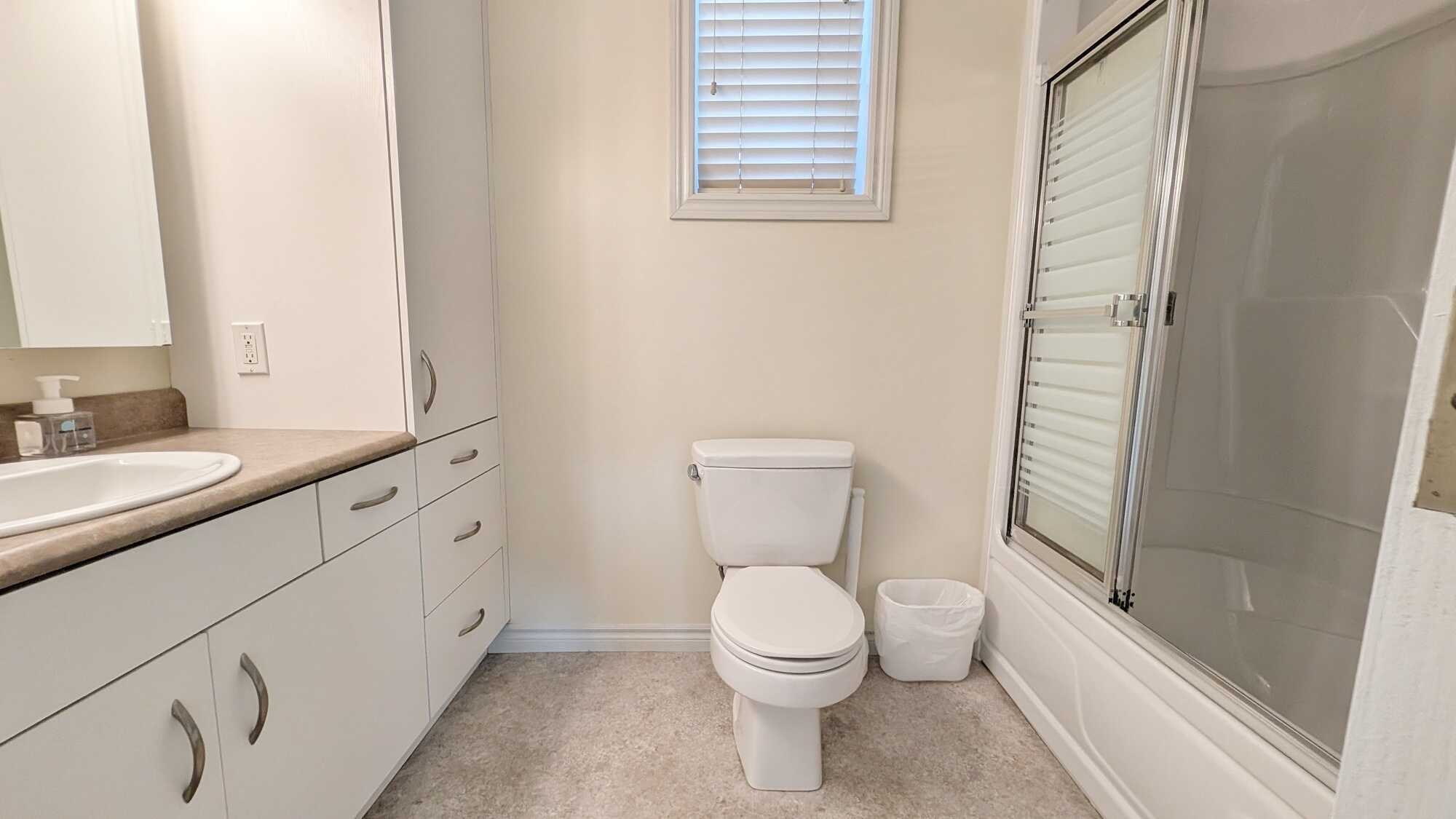 Grande propriété familiale avec revenus au cœur de Caraquet!
--
Spacious Family Home with Income Potential in the Heart of Caraquet! 5
