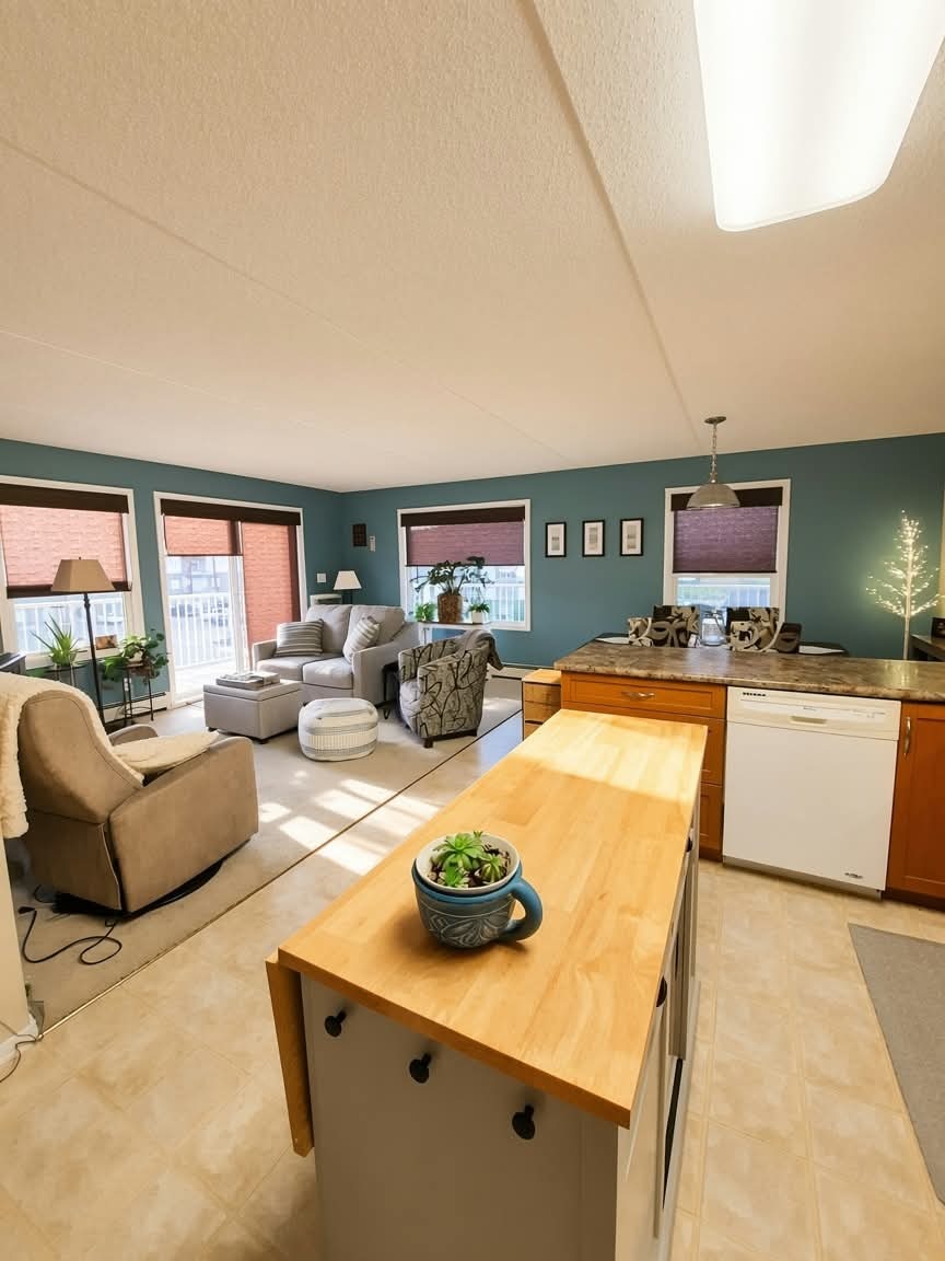 Spacious Corner Unit Condo in West Hill! 3
