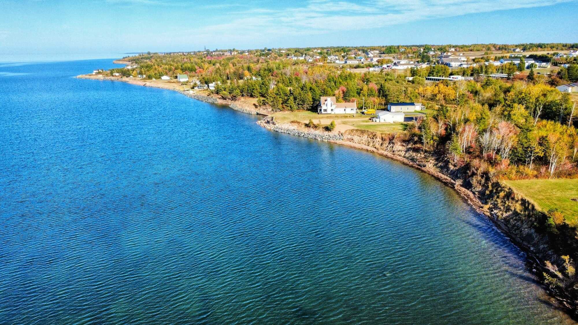 Terrain au bord de la mer à Caraquet – 1,76 acre de pur bonheur! 🌅🌊
Waterfront Lot in Caraquet – 1.76 Acres of Pure Bliss! 🌅🌊 5