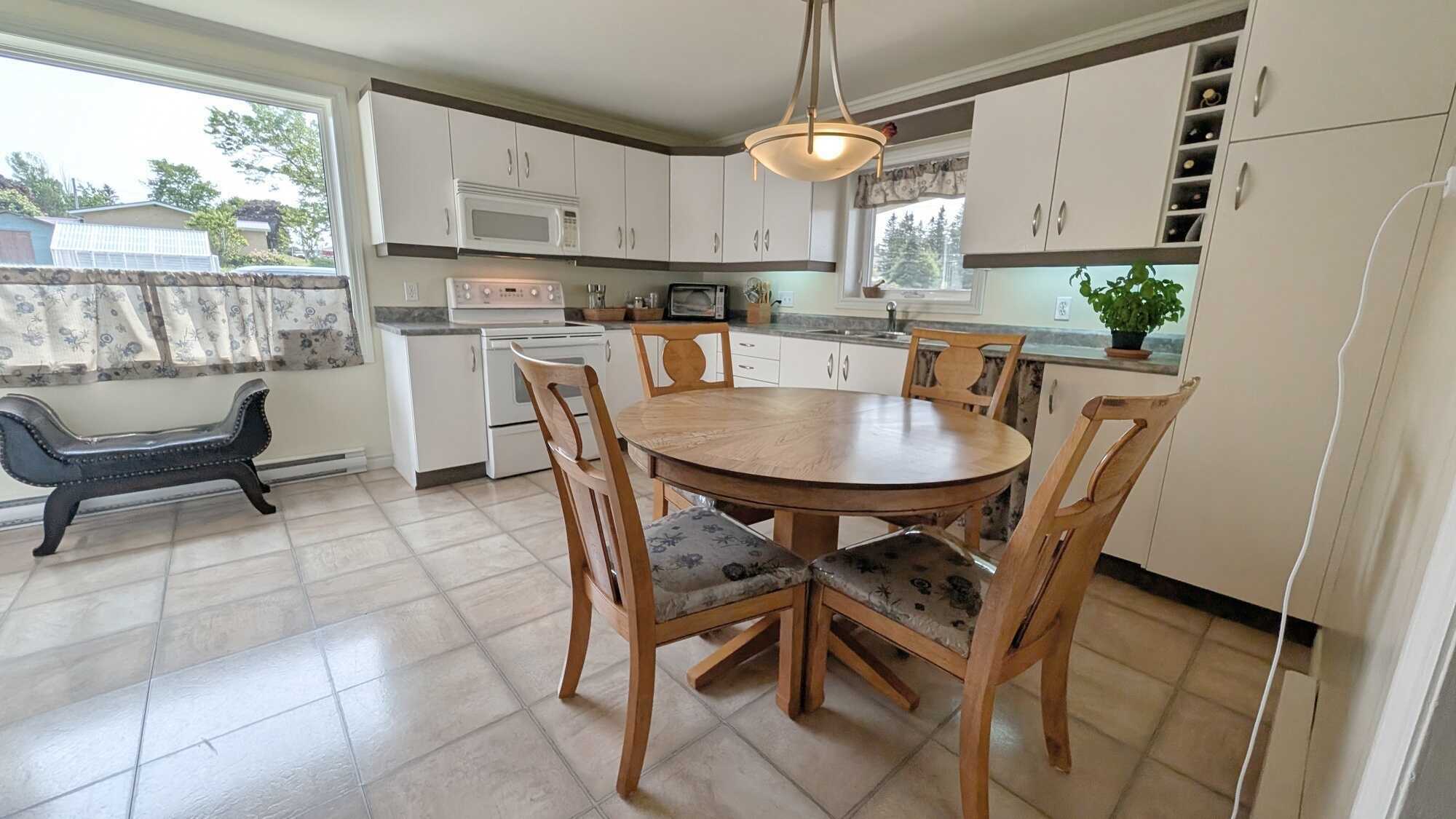 Grande propriété familiale avec revenus au cœur de Caraquet!
--
Spacious Family Home with Income Potential in the Heart of Caraquet! 3
