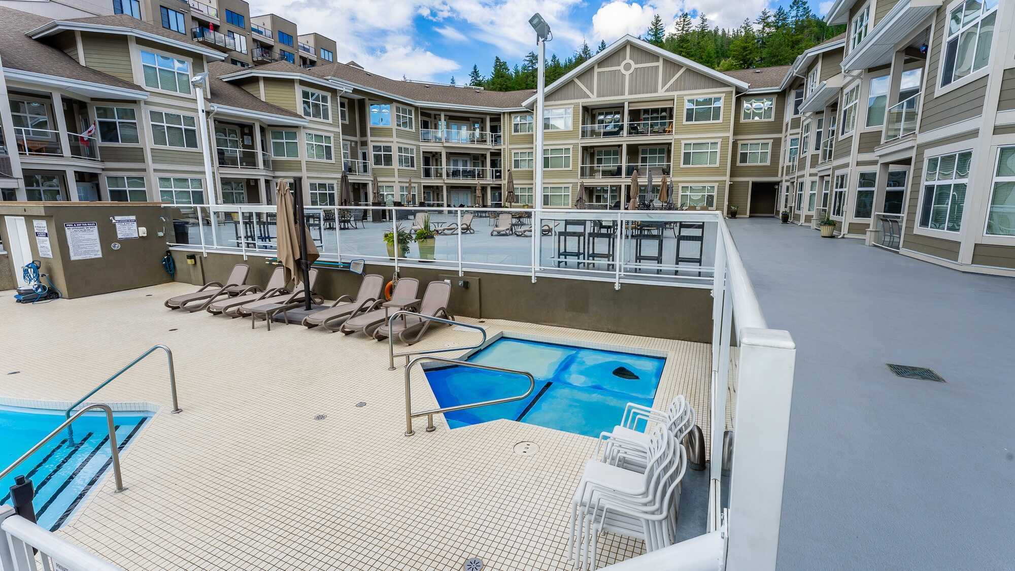 Whether you’re looking for a year round getaway, an investment property, or a combination of both, this unique offering at Grandview Shores is worth a closer look. 4
