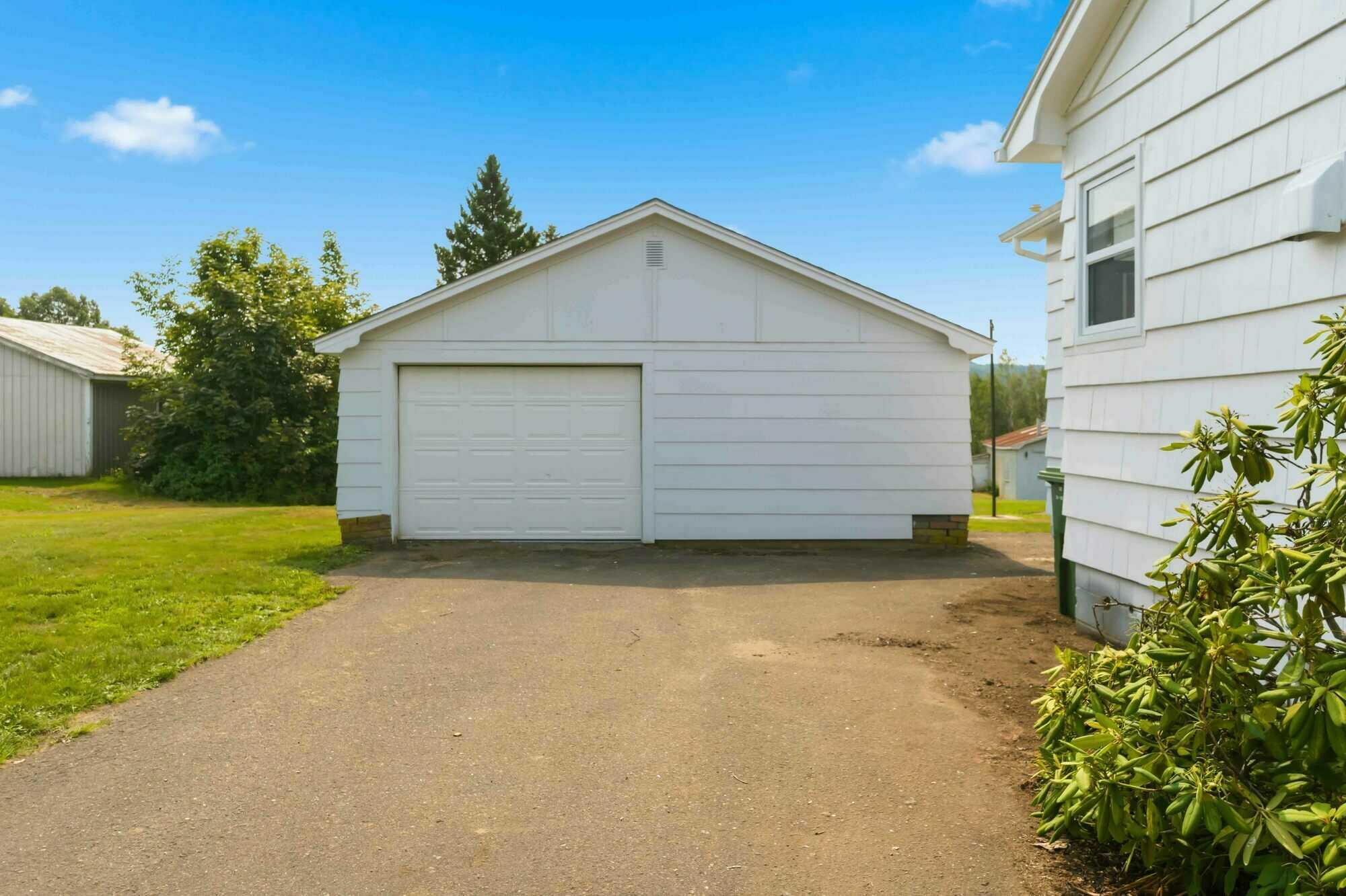 Country Living with Almost 4 Acres, Garage & Large Barn! 5