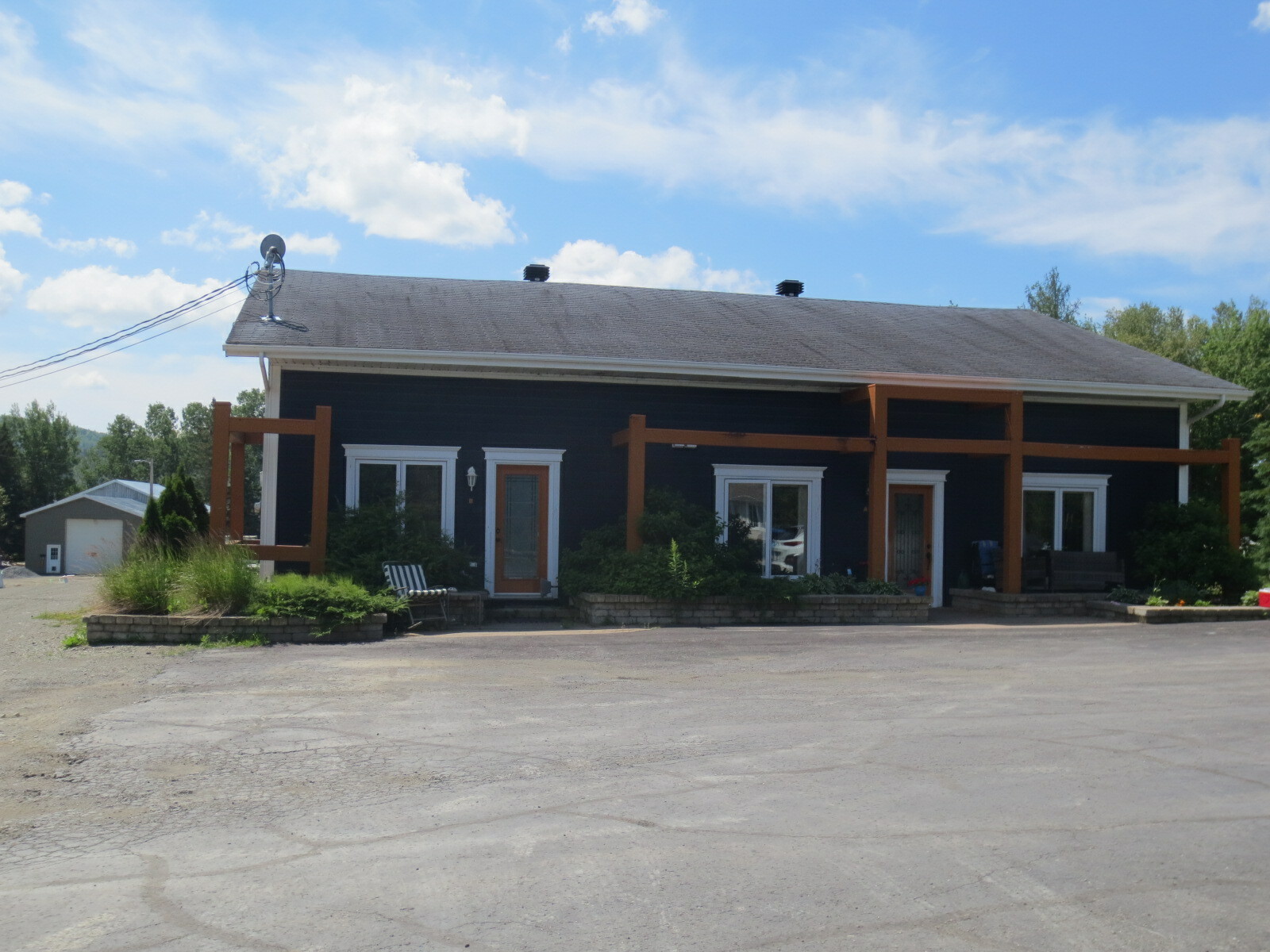 Beautiful 4 unit four plex sitting on a +/- 1 acre.
OPEN TO REASONABLE OFFERS 2
