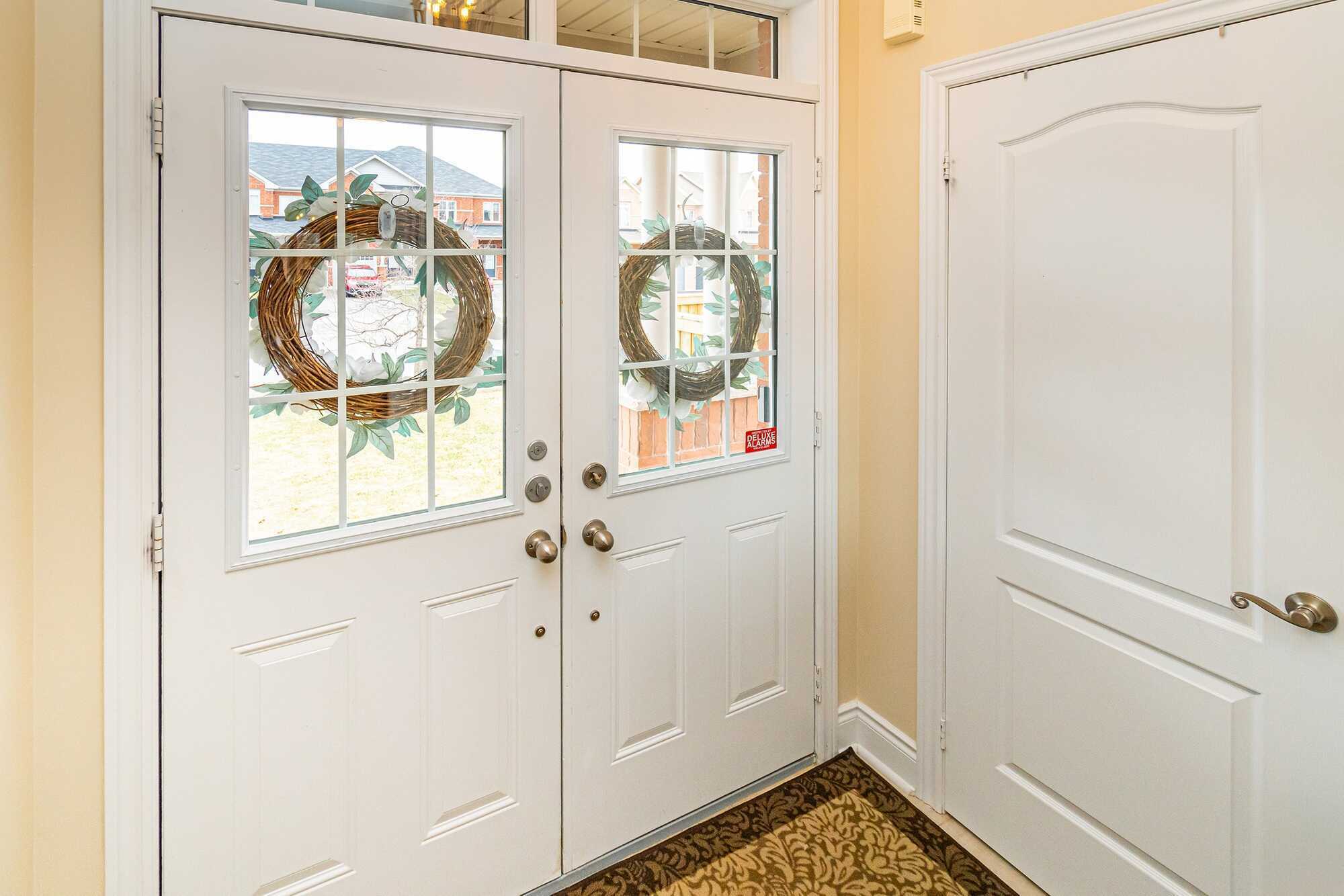 Immaculate End Unit Townhouse with Stylish Upgrades in Prime Location 4