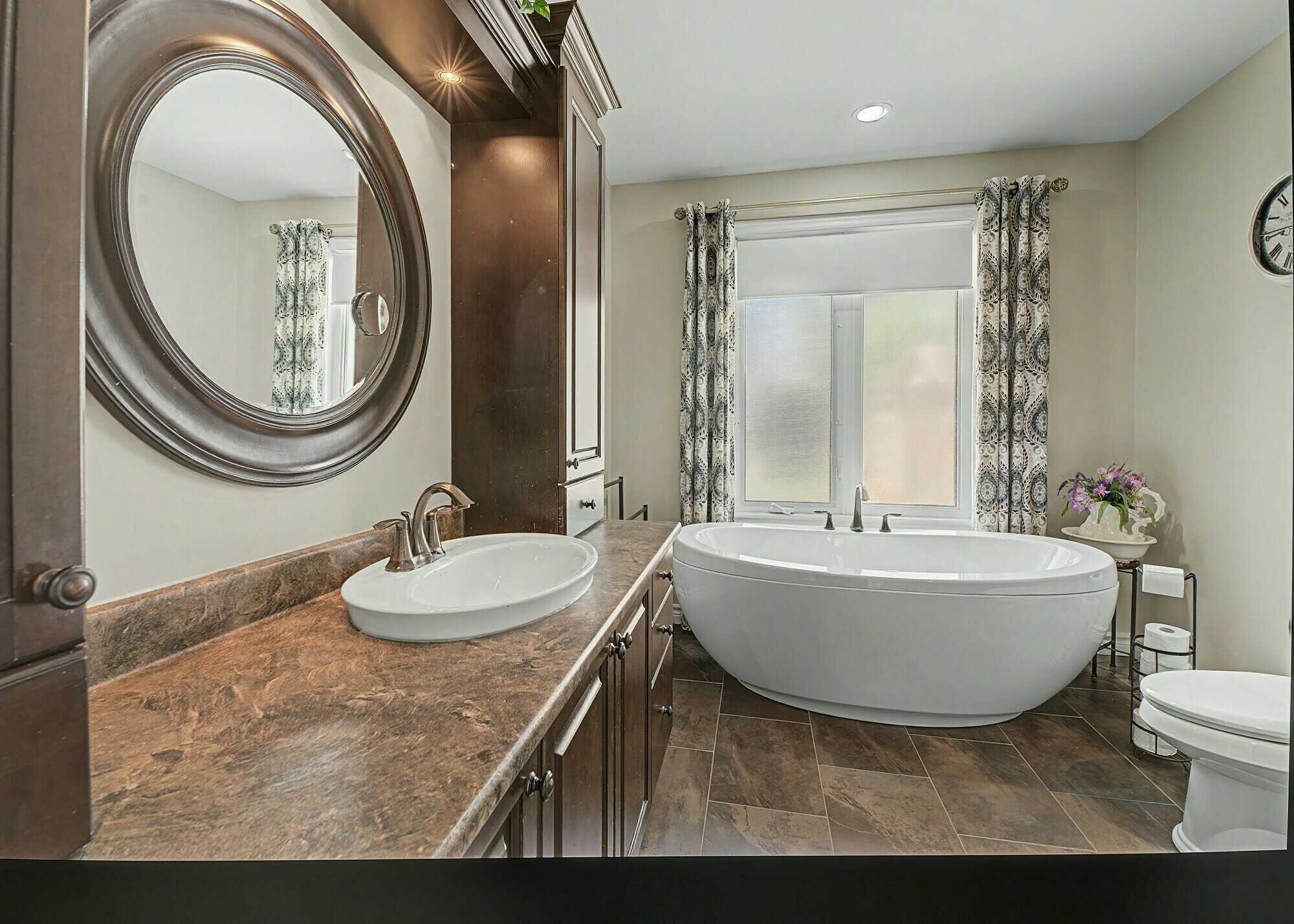 Impeccably Maintained Home, Move in Ready. Ideal Location, Beautiful Finishes Indoors and Outdoors. Just move in and enjoy! 4