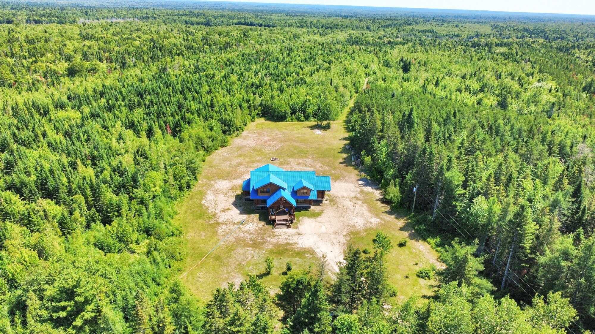 117-acre private estate – Exceptional log home
Domaine privé de 117 acres – Maison en bois rond d’exception 3