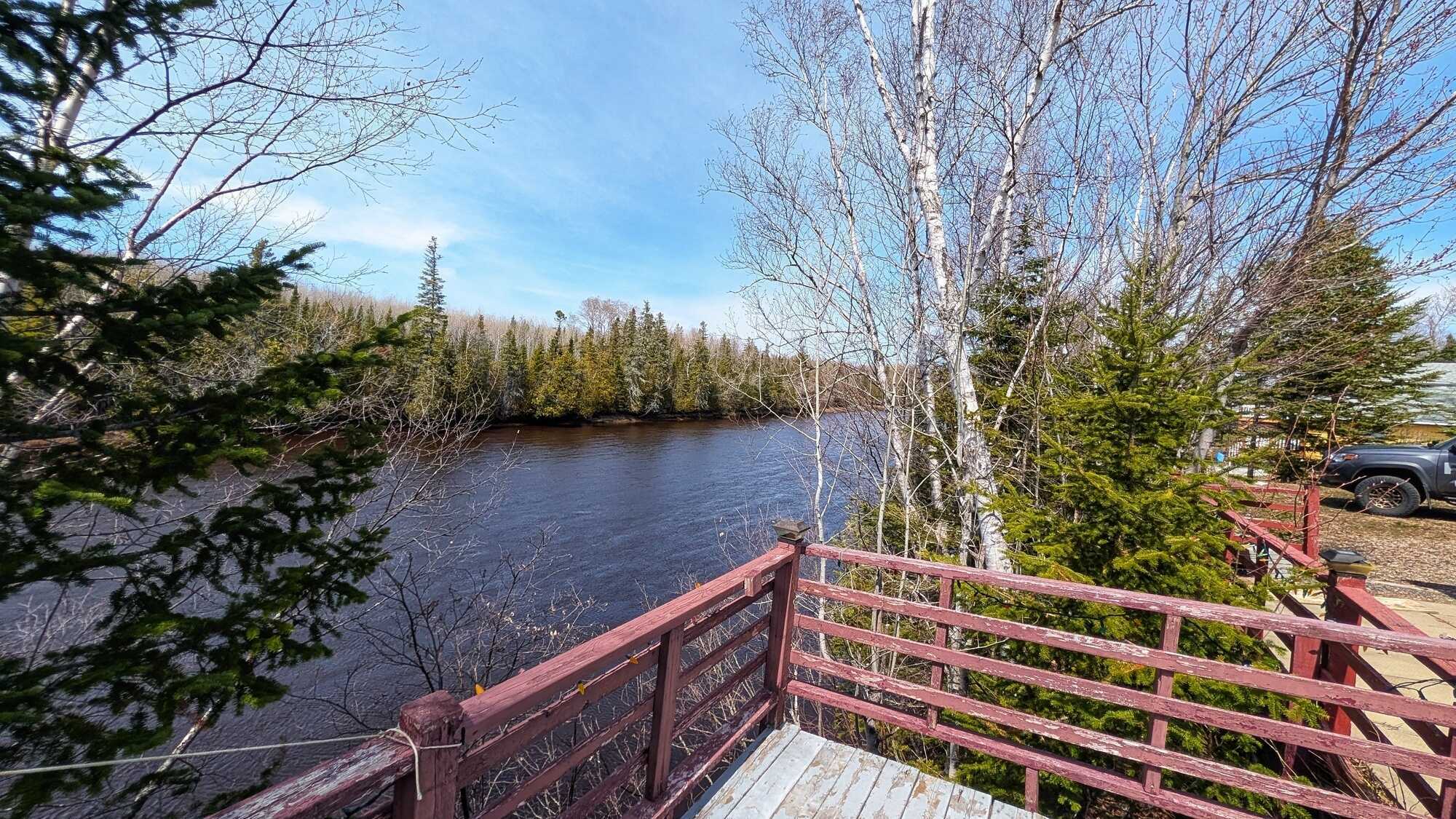 Chalet/Maison au bord de la Rivière
Cottage/Home on the River 2
