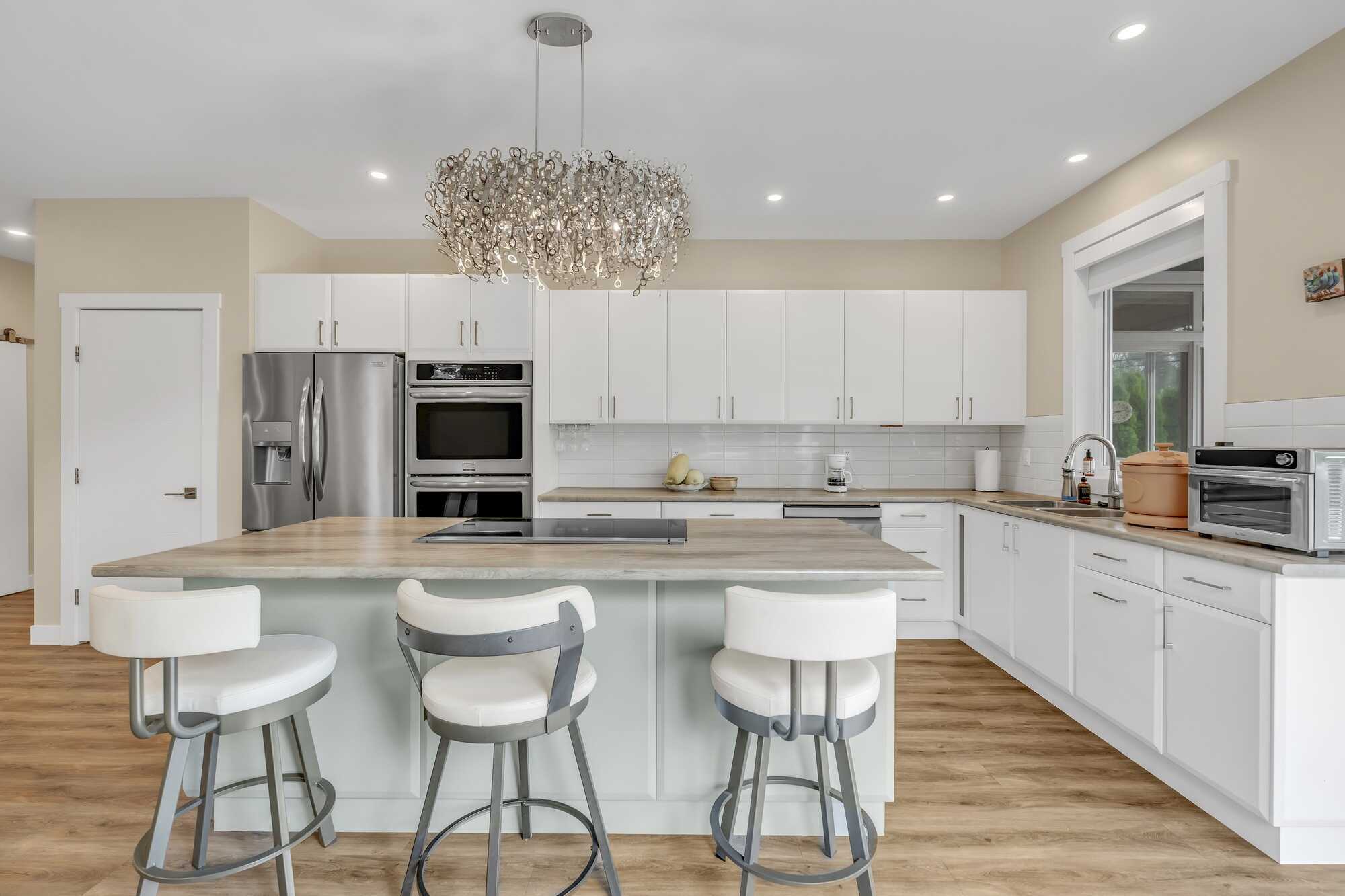Beautifully maintained 3 Bed, 2 Bath home just steps from Oliver Lions Park on the river!  Exceptional quiet location, 2 car garage and gorgeous low maintenance yard!  Perfect for the busy family! 5