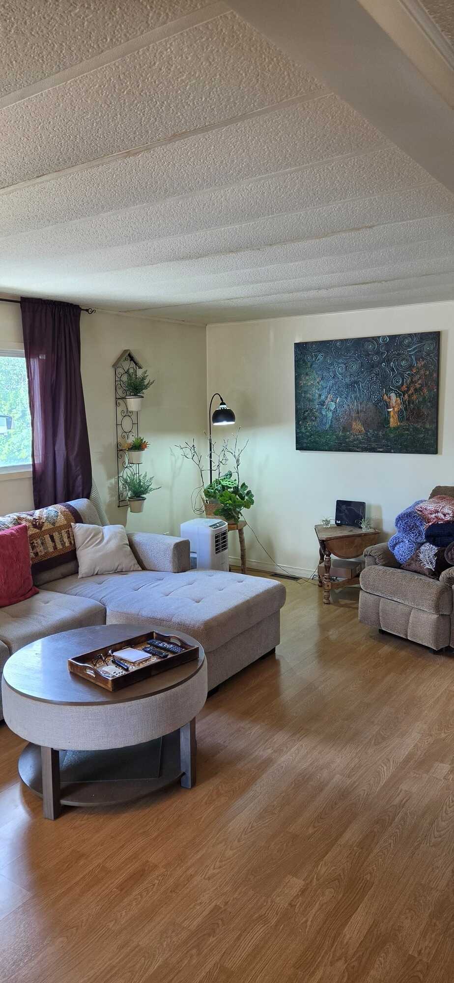 Cozy 3-Bedroom Home with Large Garage, Minutes from Fishing and Parks. 5