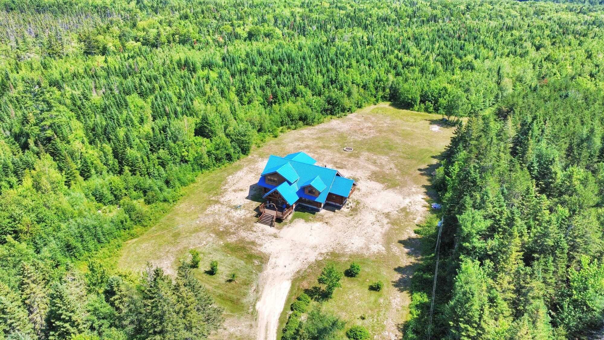 117-acre private estate – Exceptional log home
Domaine privé de 117 acres – Maison en bois rond d’exception 4