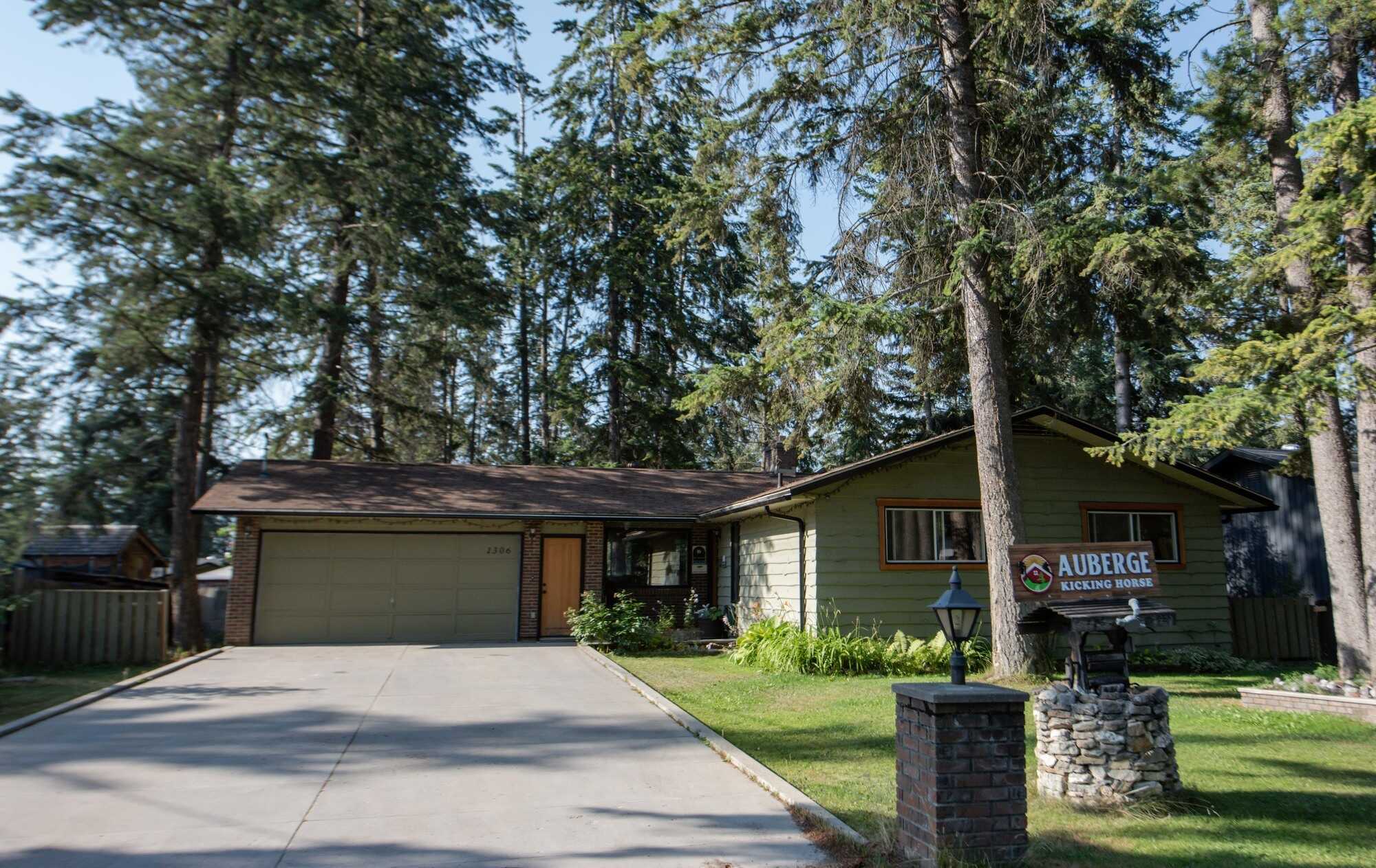 Auberge Kicking Horse Guest House – Your Mountain Retreat! 2