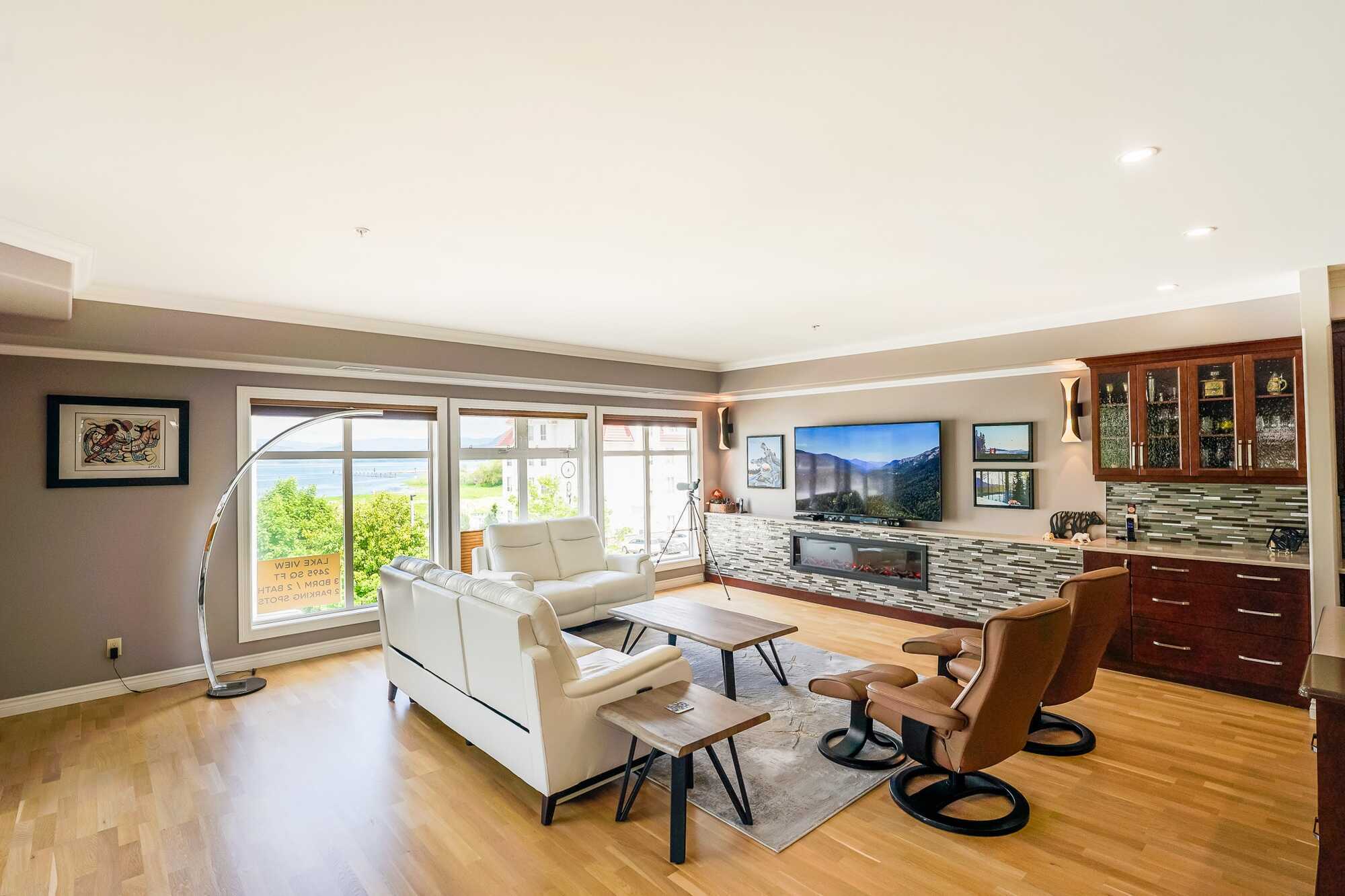 Luxurious 3-Bedroom + Den Sub-Penthouse with Stunning Lake & Mountain Views 5