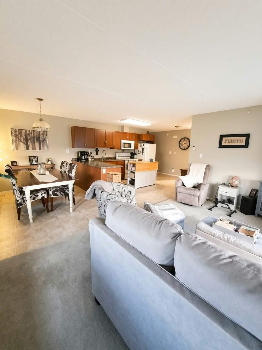 Spacious Corner Unit Condo in West Hill! 2