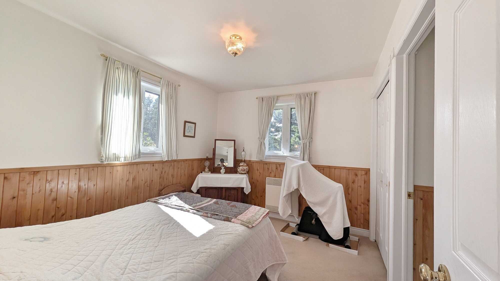 Maison avec appartement adjacent – Charme côtier et potentiel à Bas-Caraquet
--------
Home with Adjoining Apartment – Coastal Charm and Income Potential in Bas-Caraquet 5