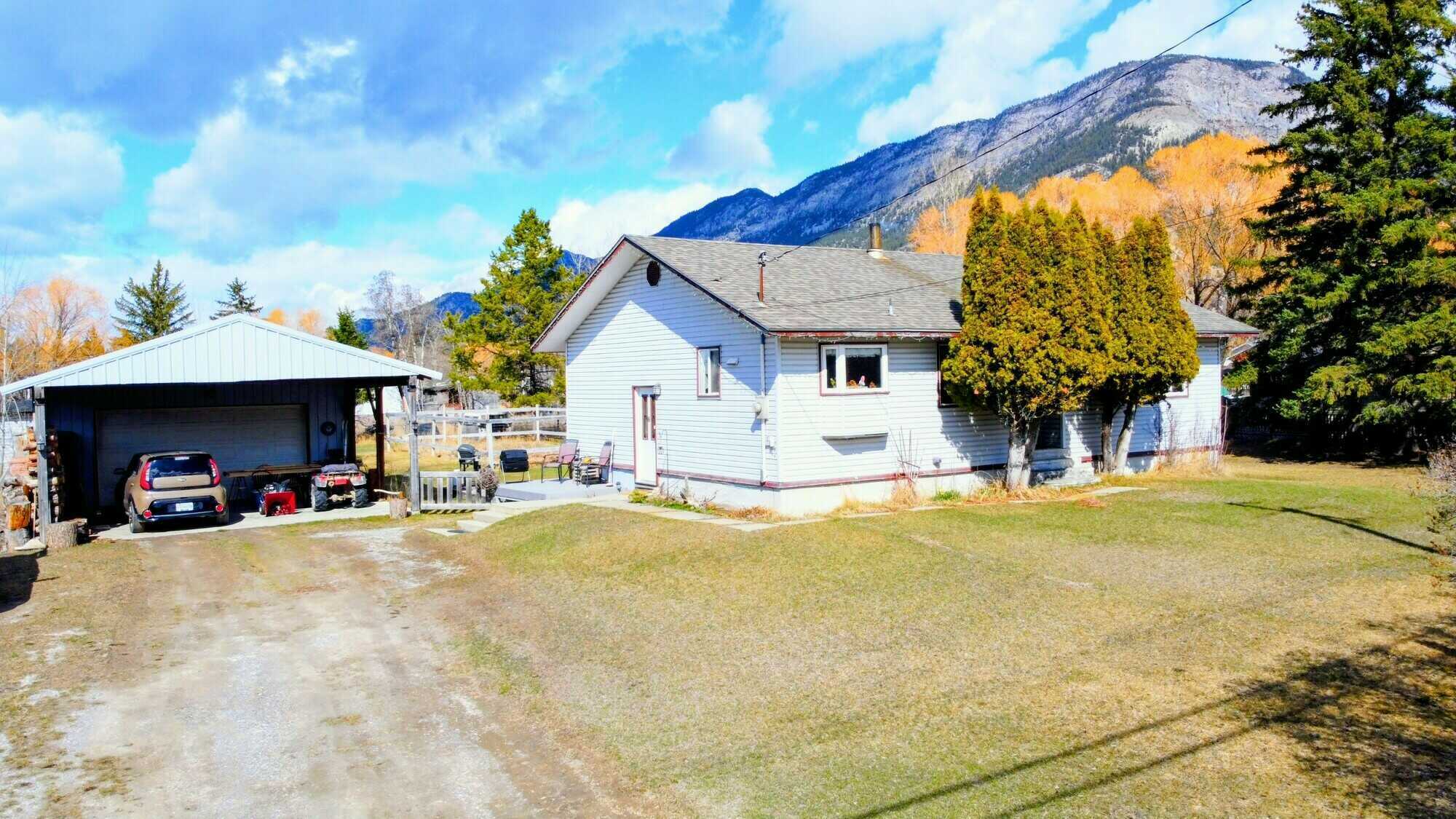 East Kootenay Living at Its Best – 4 bedroom, 2 bathroom, 2,234 Sq Ft Home on 0.588 Acres with Shop, Space & Steps to Columbia Lake in Canal Flats 5