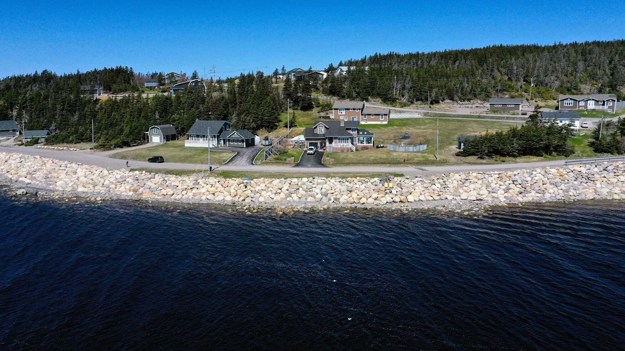Stunning Oceanfront Home – A Must-See Dream Property! 3