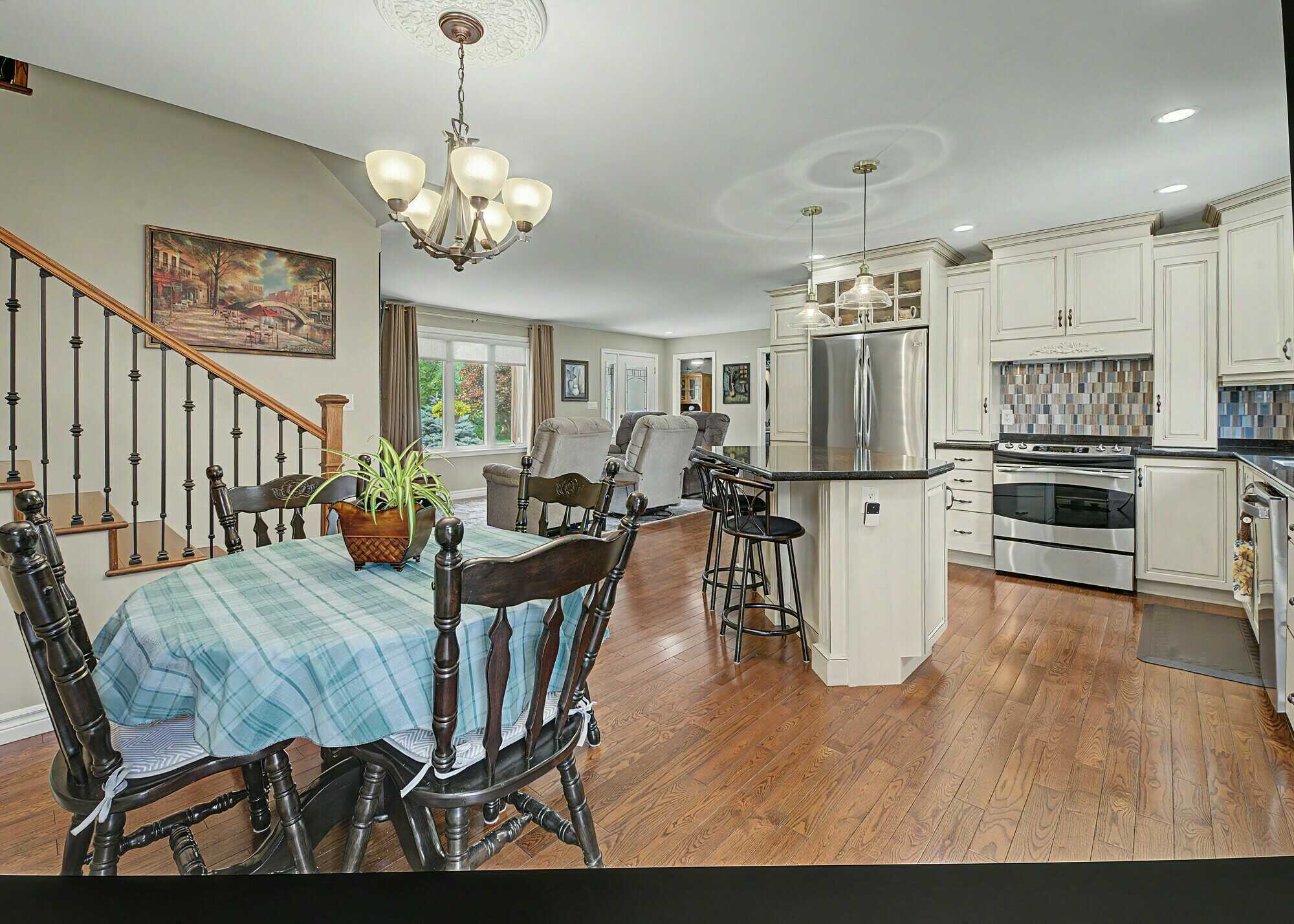 Impeccably Maintained Home, Move in Ready. Ideal Location, Beautiful Finishes Indoors and Outdoors. Just move in and enjoy! 3