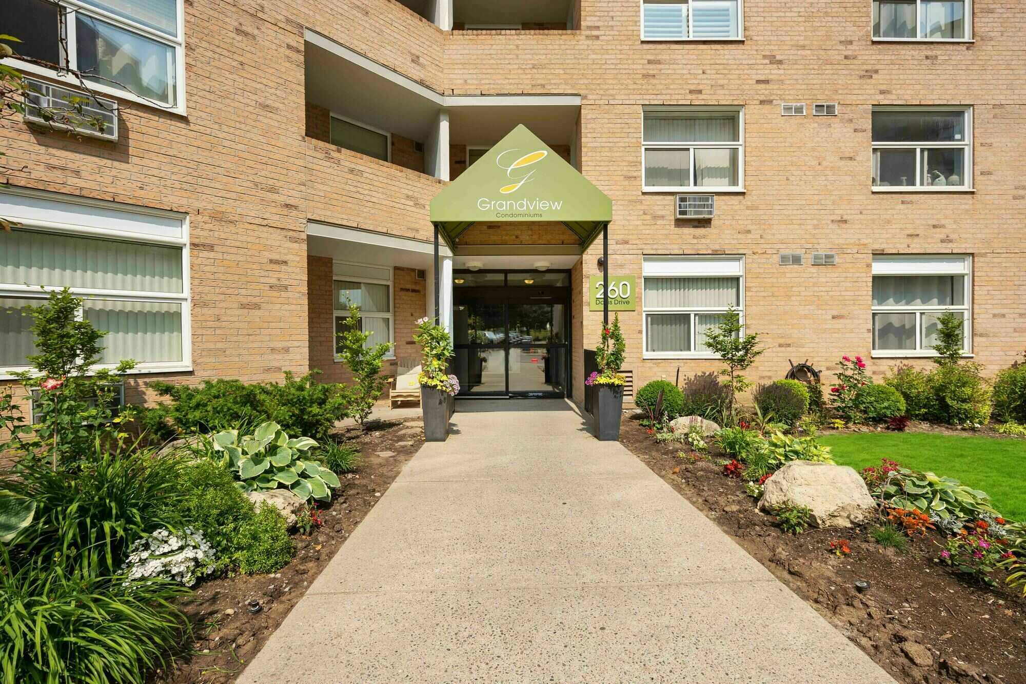 Welcome to Grandview Condominiums! Luxurious & carefree living in your own 3 bedroom (nearly 1100 sq ft) fully renovated unit with many upgrades. Fabulous central Newmarket location close to all amenities. 2
