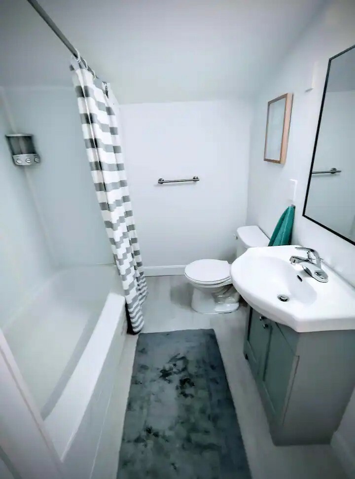 PRIME LOCATION, STEPS FROM THE BEACH! 4