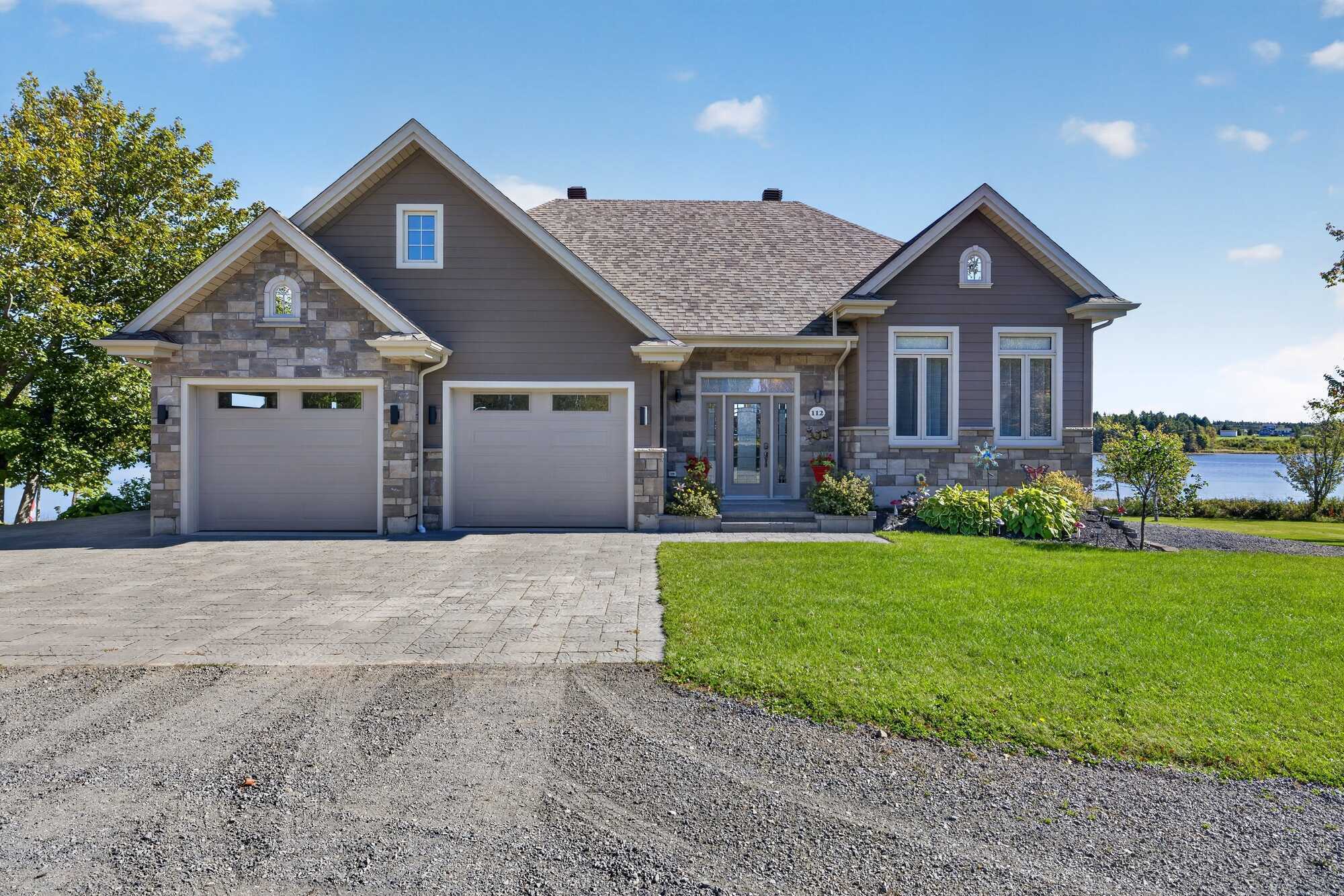 An exceptional waterfront property where craftsmanship, comfort and an incredible setting come together.

Une propriété riveraine exceptionnelle où se rencontrent qualité de construction, confort et cadre enchanteur. 2