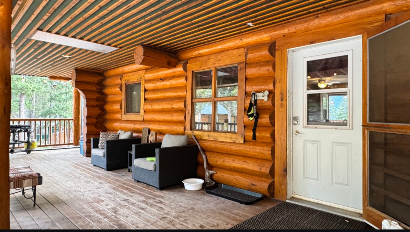A 10-acre retreat with a one-of-a-kind log home 2