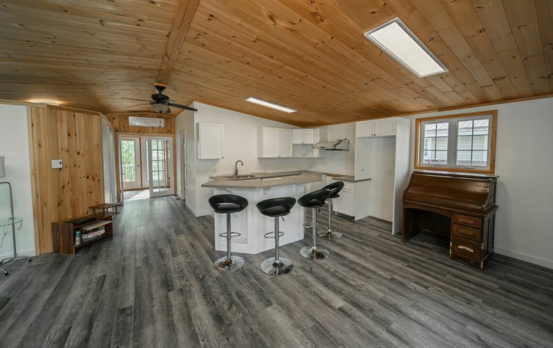 Exceptional Multi-Use Property in a Highly Desirable Location! 4