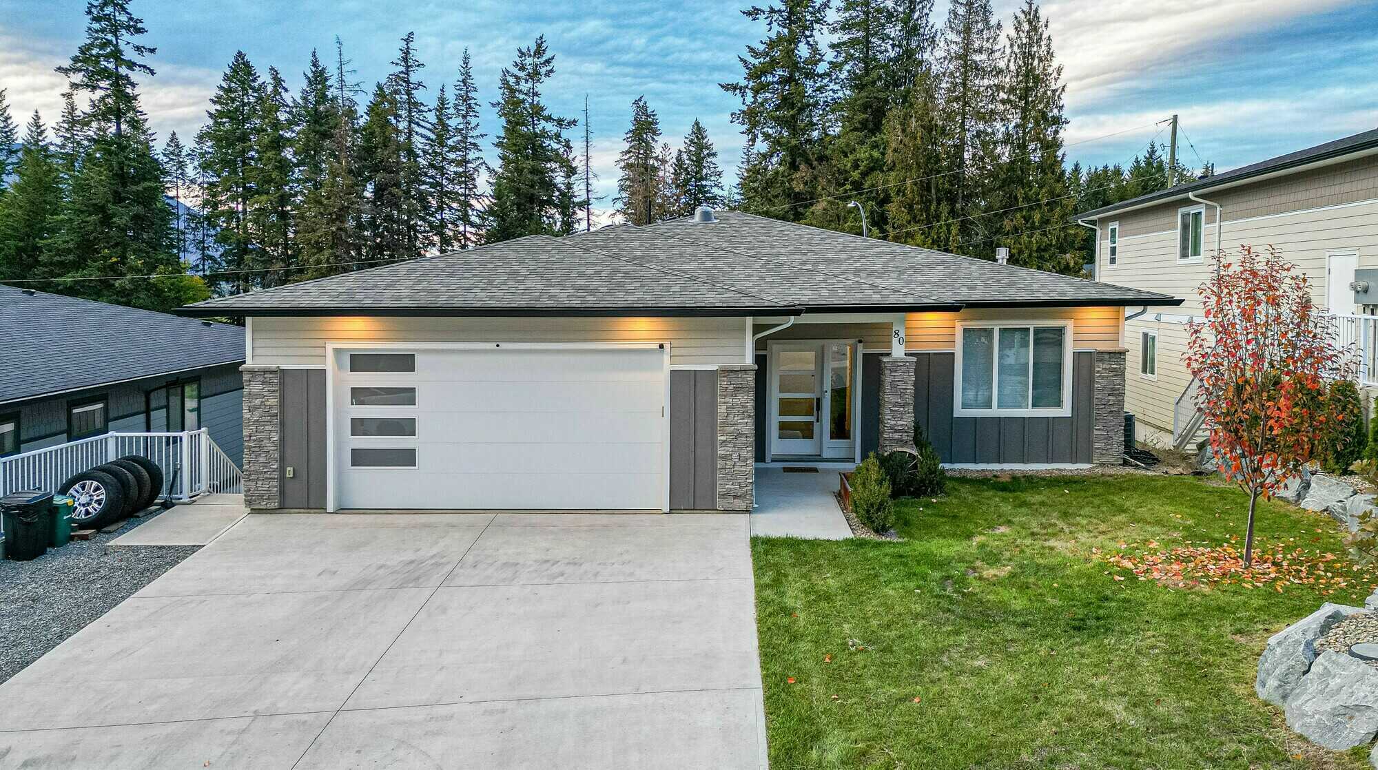Discover this stunning 4-bedroom, 3-bathroom rancher with a legal 1-bedroom suite in Salmon Arm's desirable Foothill Estates. Enjoy peek-a-boo lake views, modern features, and a prime location close to downtown amenities and shopping. 5