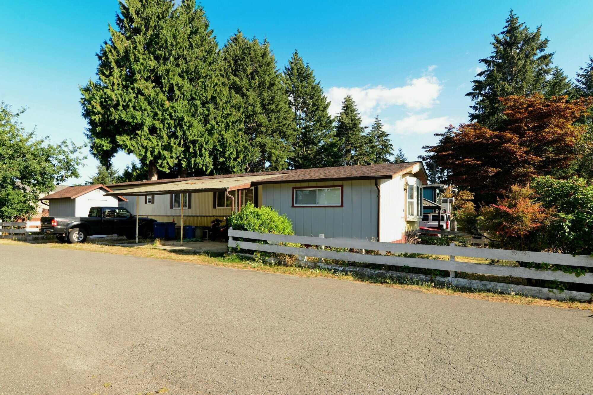 Just Listed ! An affordable 1100 sq.ft 3 bedroom 1 bathroom mountain view home, with additional bedroom off the kitchen, in the great family location of the Parklane Manufactured Home Park. 3