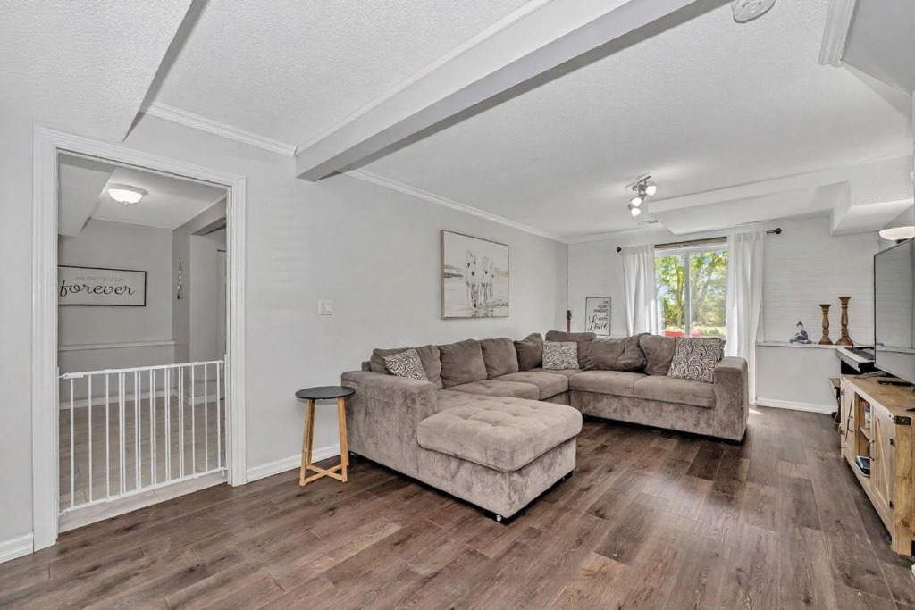 Multi Family Home - Duplex - In lawsuit. Spacious 4-Bed Family Home with a separate one-bedroom apartment. 2