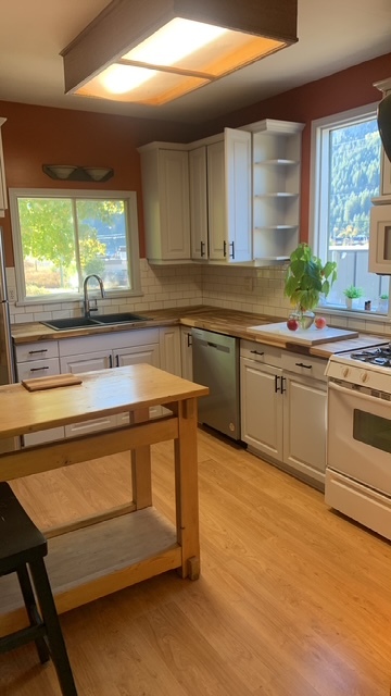 INVESTMENT PROPERTY & OPPORTUNITY!   PERFECT BUSINESS location in Nelson near the waterfront!! 3Bed Family Home & Commercial Space all rolled into one FANTASTIC package! 5