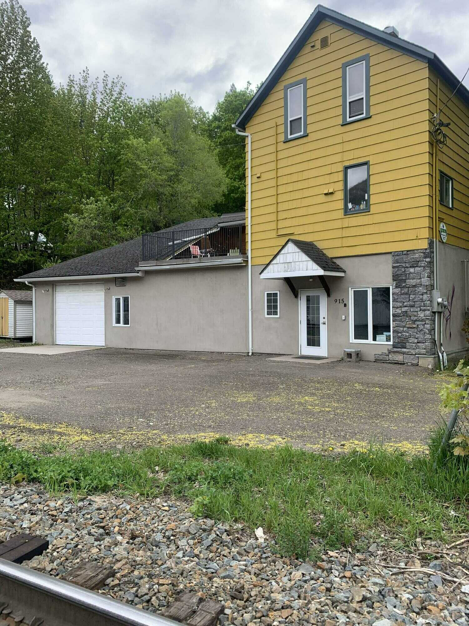 INVESTMENT PROPERTY & OPPORTUNITY!   PERFECT BUSINESS location in Nelson near the waterfront!! 3Bed Family Home & Commercial Space all rolled into one FANTASTIC package! 3