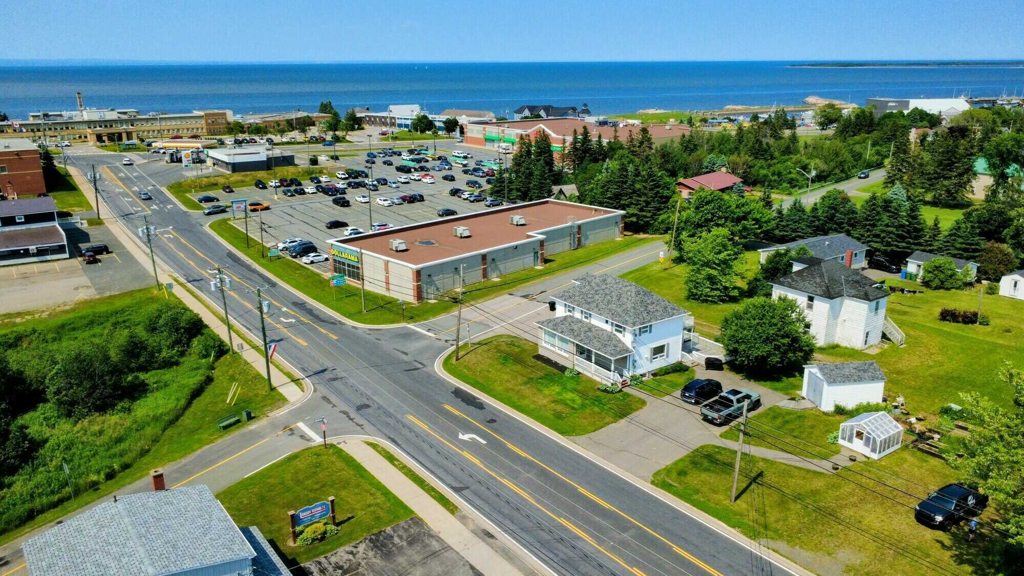 Grande propriété familiale avec revenus au cœur de Caraquet!
--
Spacious Family Home with Income Potential in the Heart of Caraquet! 2