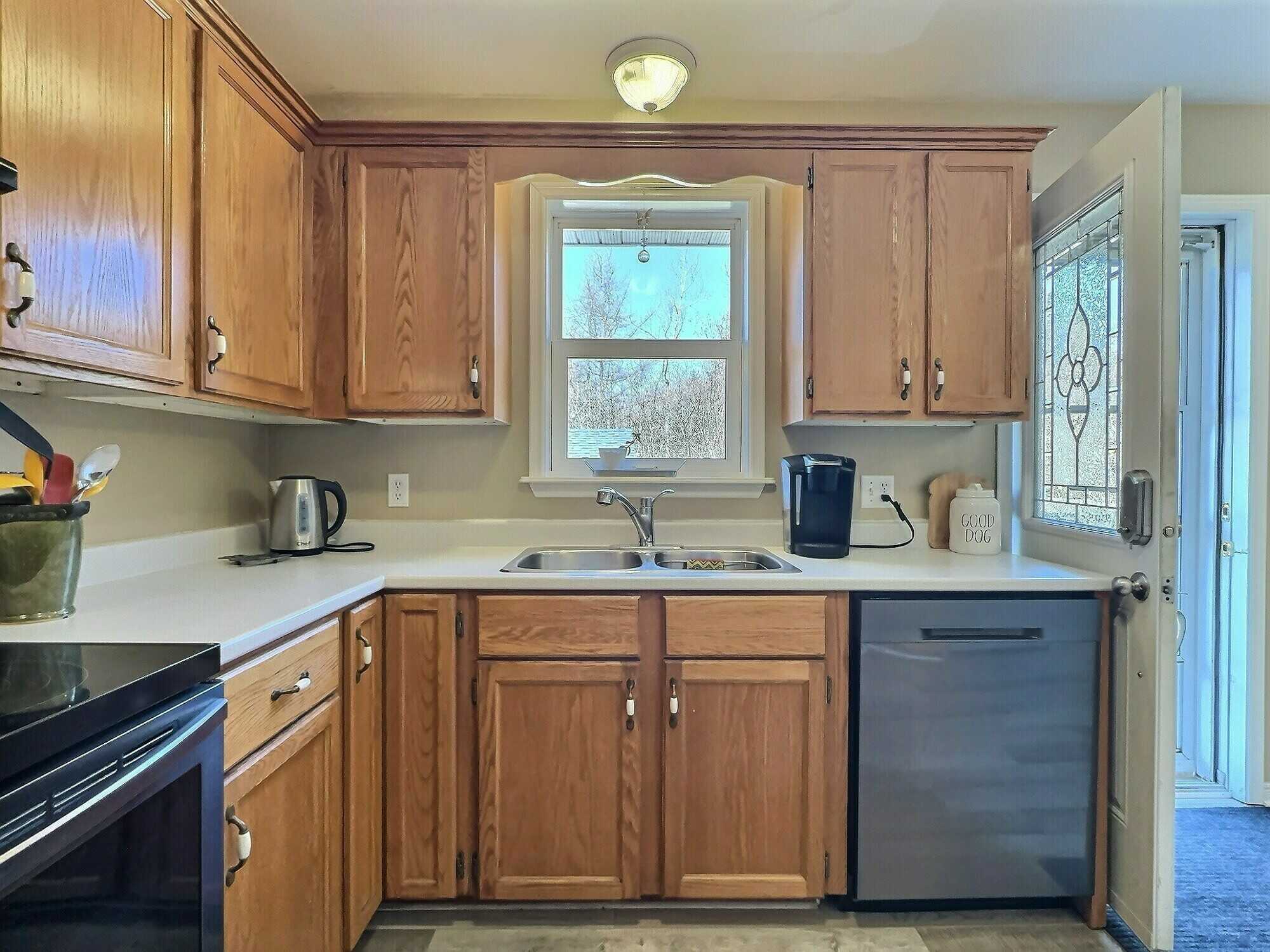 Beautiful 4-bedroom split entry in North River! 3