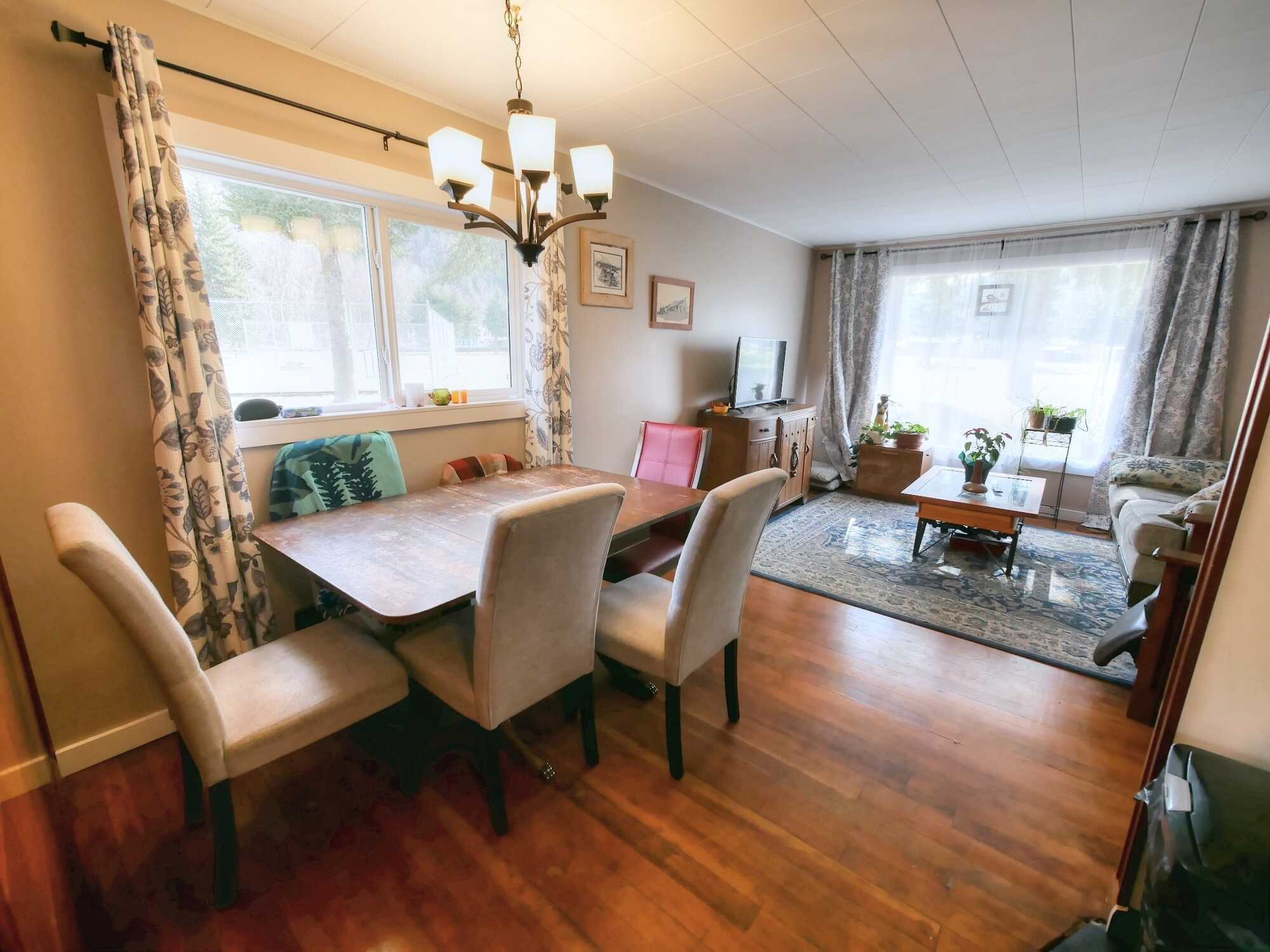 CHARMING 3Bed 2Bath Family home RIGHT NEXT to Sunningdale Park in Trail!  Fantastic location in a highly sought after neighbourhood! 2 Blocks to the Columbia River! Close to businesses, shopping, schools and more! 5