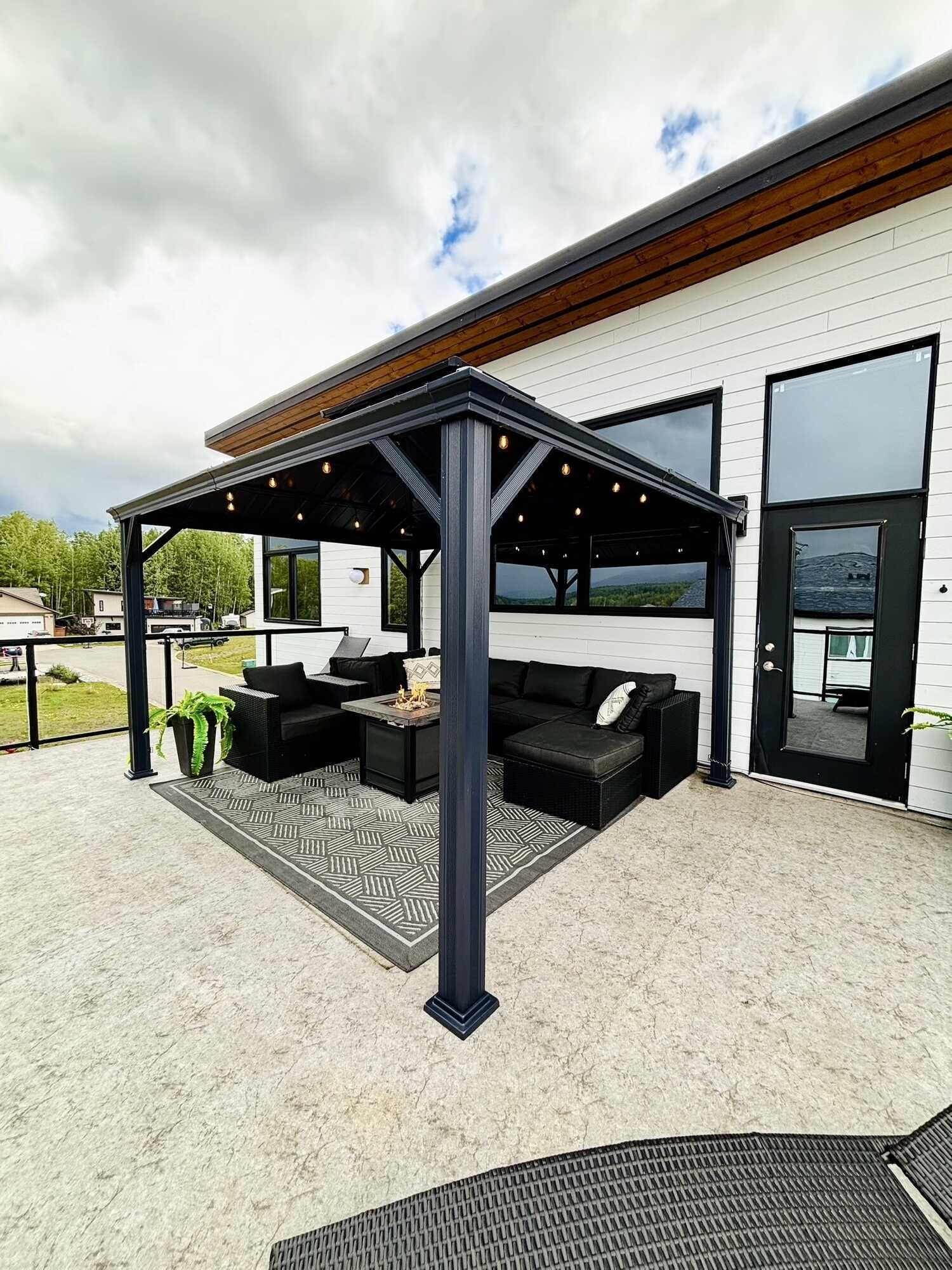 "Modern Lakefront in Smithers – West Coast Luxury with Mountain Views" 4