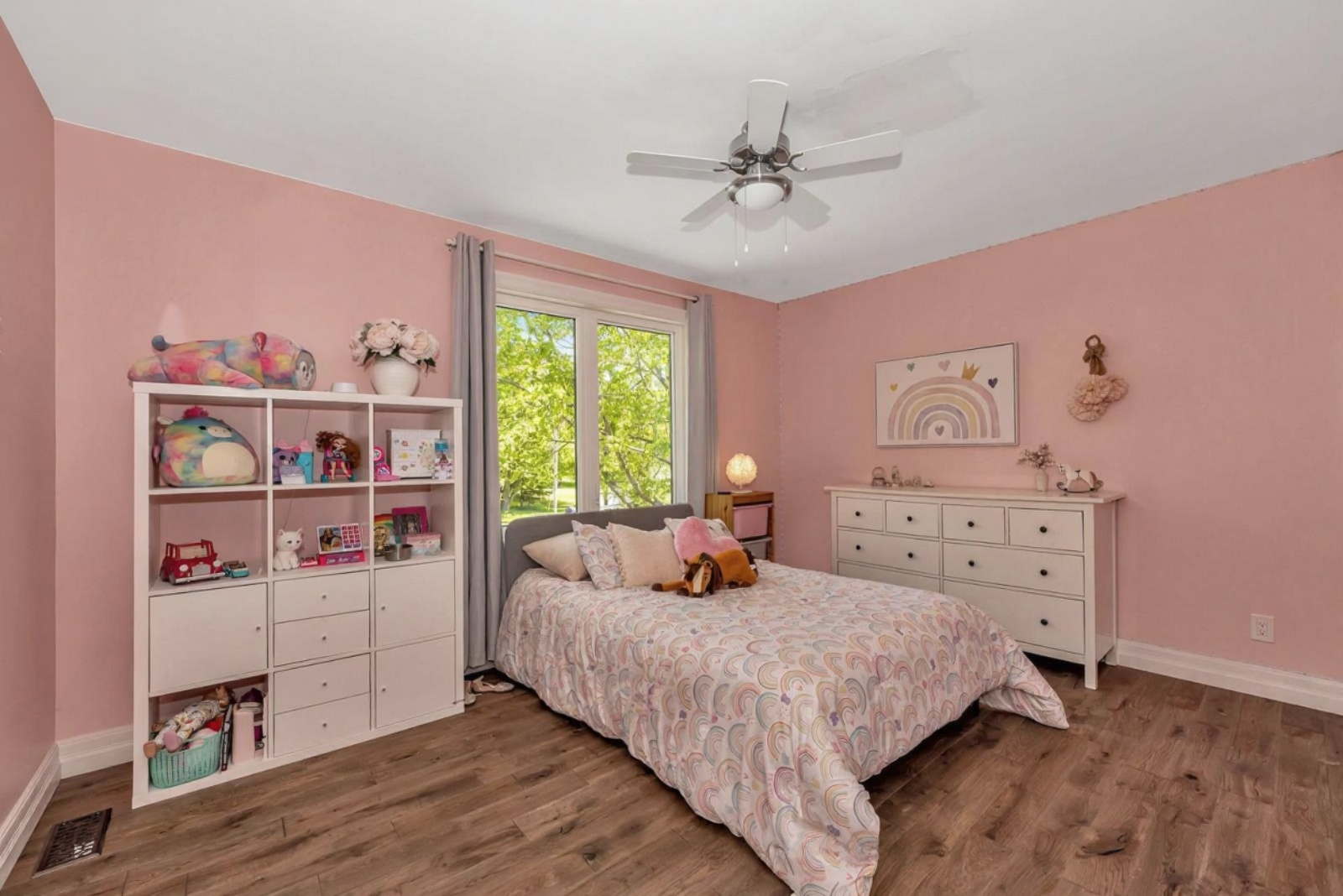 Multi Family Home - Duplex - In lawsuit. Spacious 4-Bed Family Home with a separate one-bedroom apartment. 4