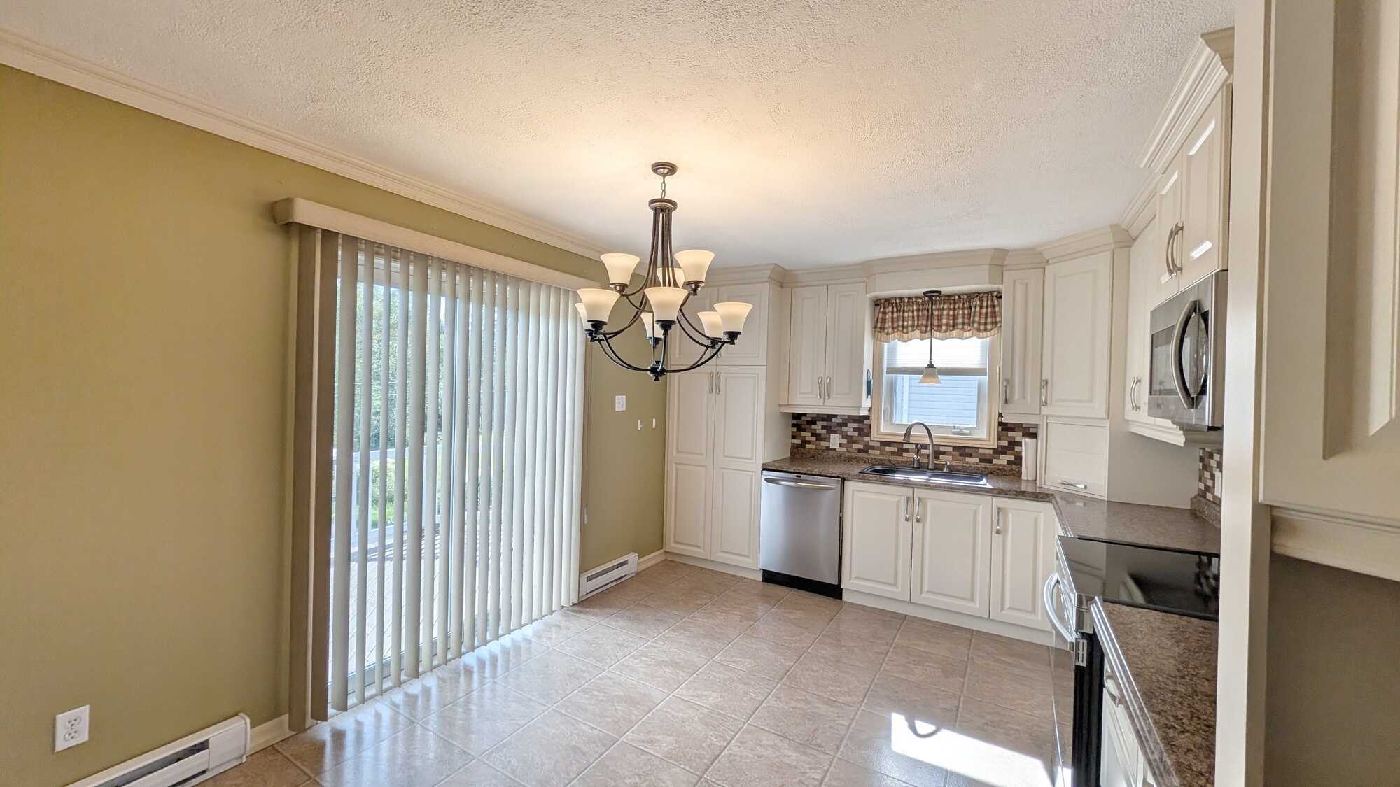 Beautiful Family Home in Beresford! -- Belle maison familiale à Beresford! 2