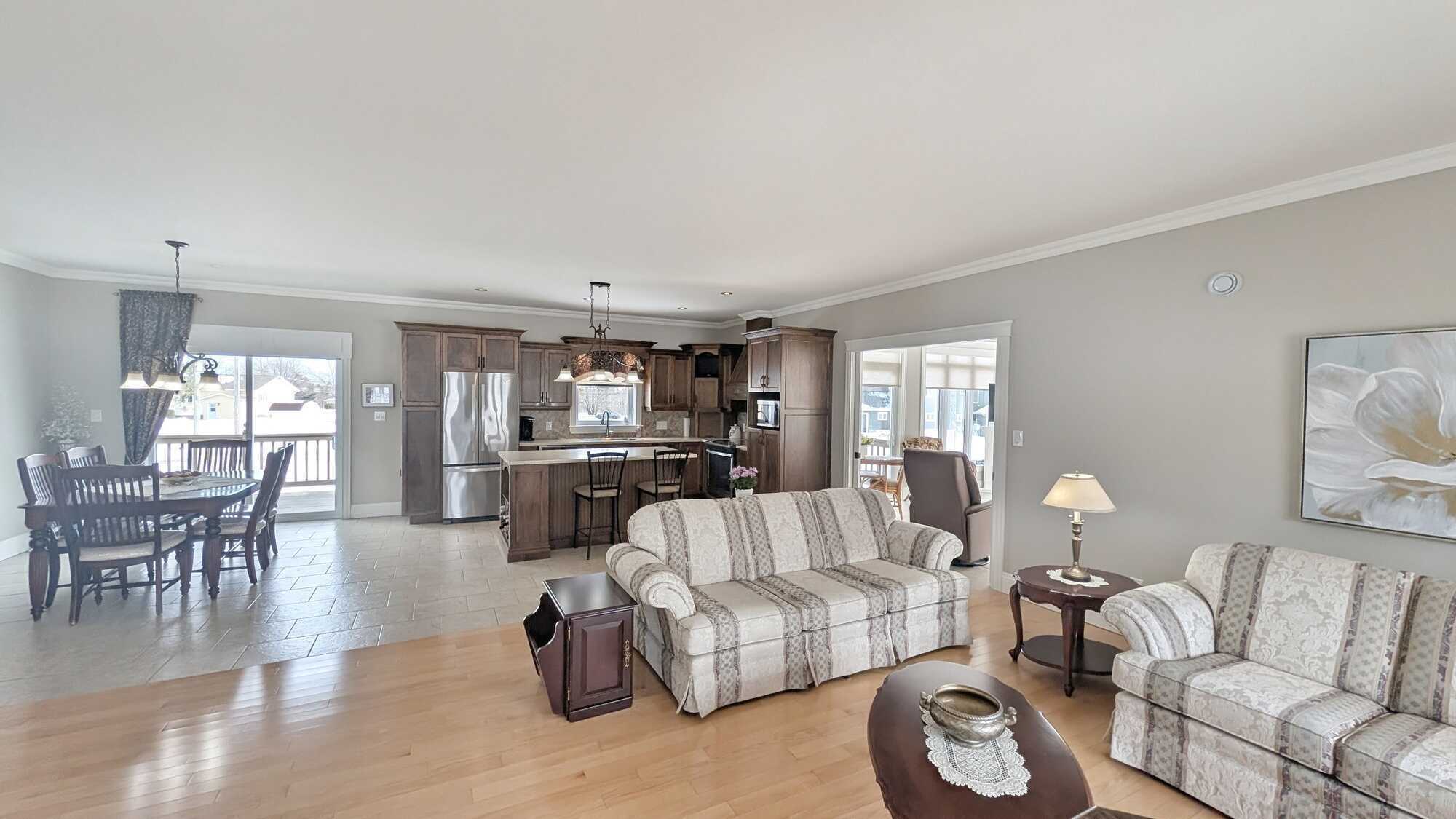 Superbe propriété construite en 2010 avec matériaux de qualité, située sur un rare terrain d’environ 1 acre au cœur de Tracadie, à proximité de tous les services. // 
Beautiful quality-built home constructed in 2010, located on a rare 1-acre lot 5