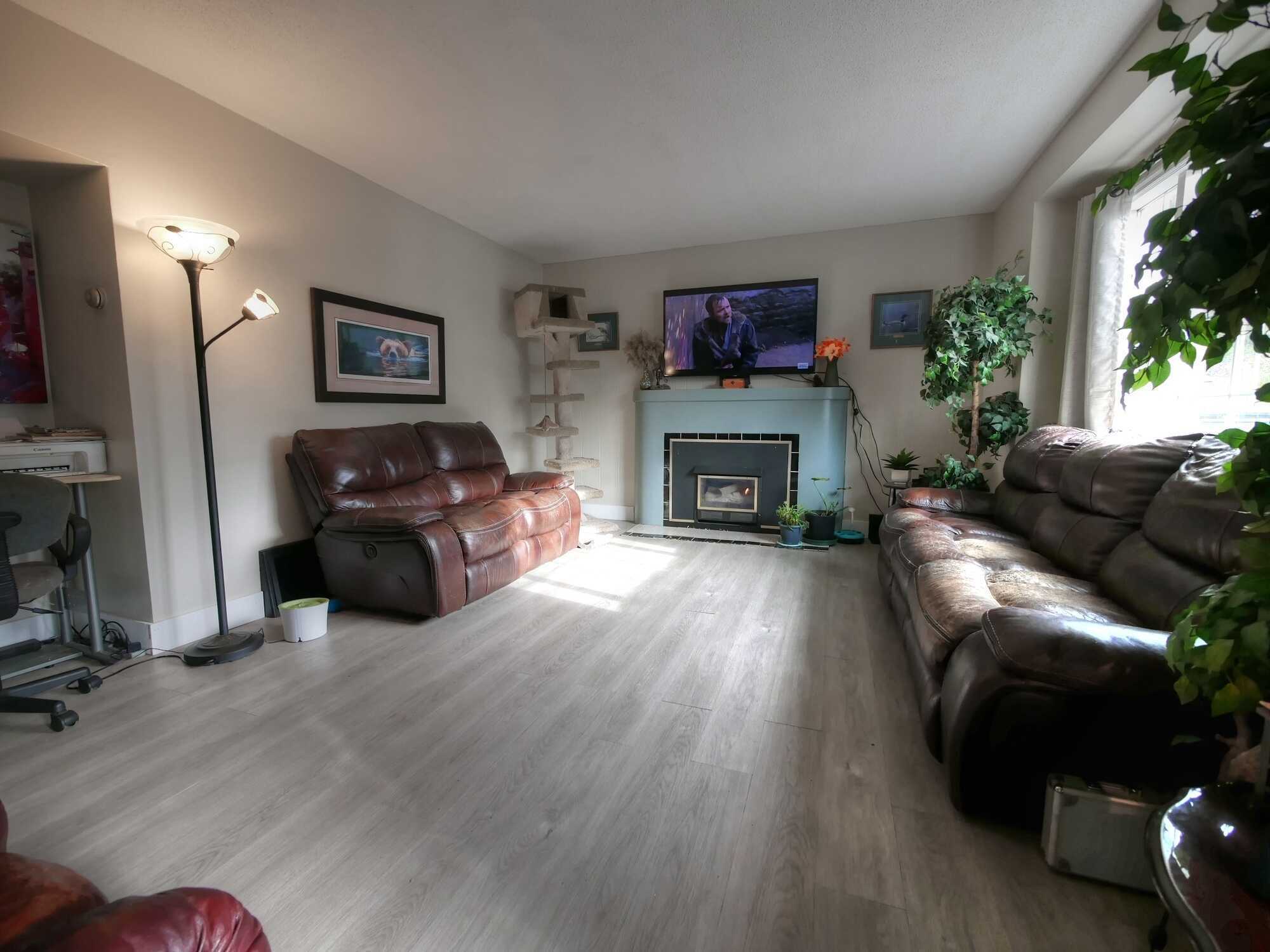 CHARMING & WELL Maintained 3Bed 1Bath home w/ huge potential in East Trail! Recent renovations! LOFT! Garage & Carport! Fenced for dogs! Private and nicely landscaped! 5