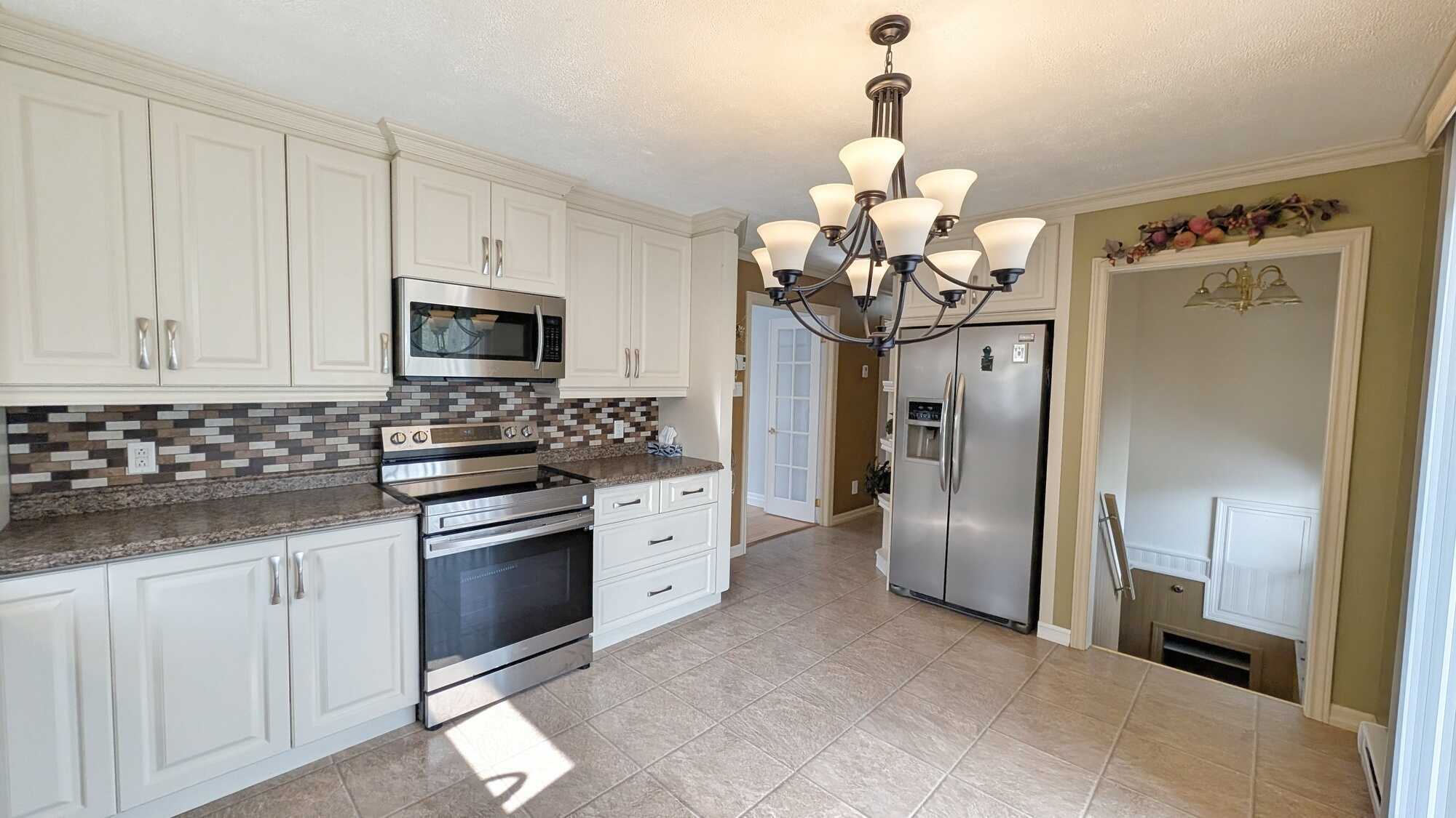Beautiful Family Home in Beresford! -- Belle maison familiale à Beresford! 3