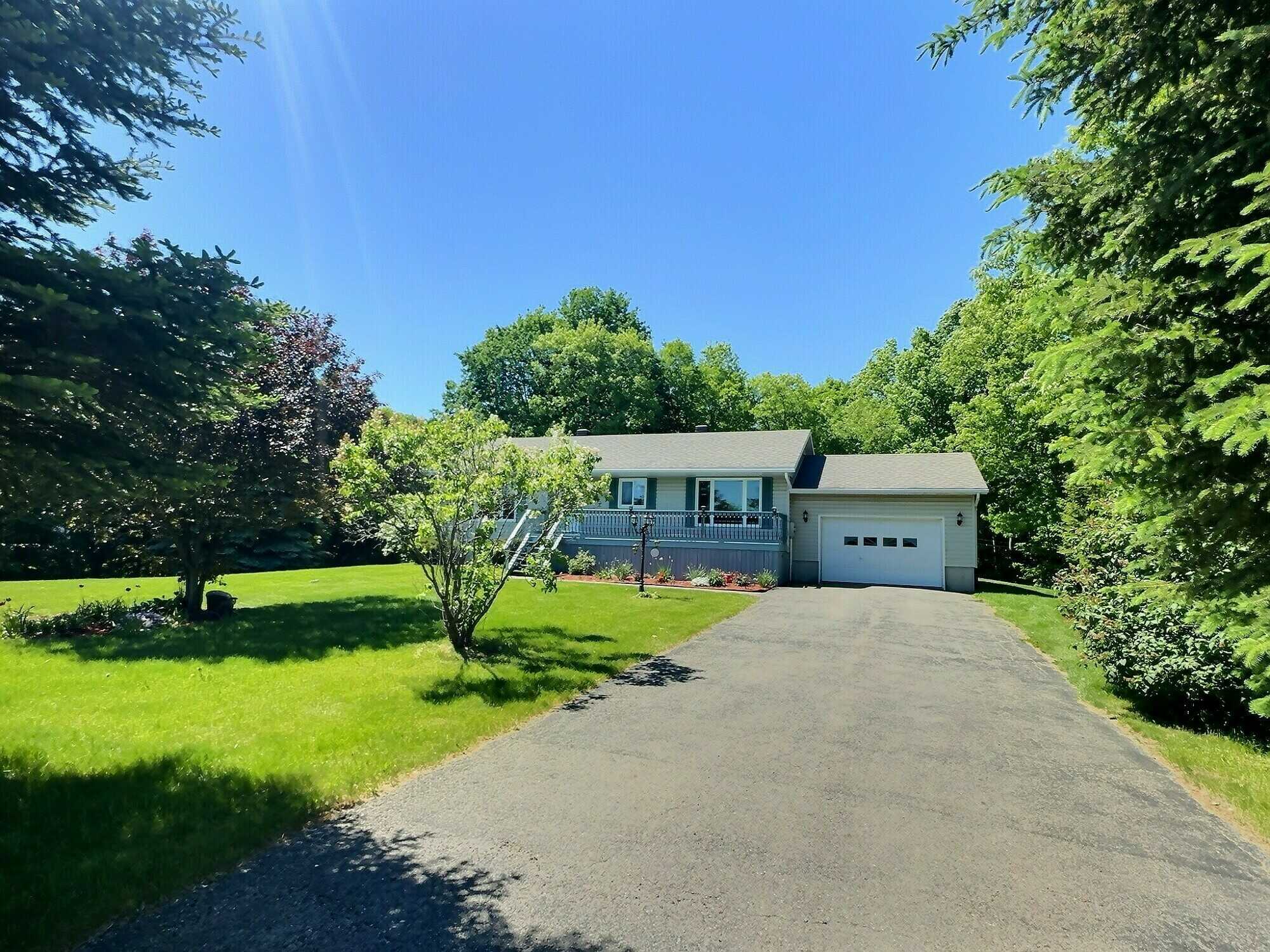 Charming bungalow on a private 1.5 Acre Lot - Minutes North of Brockville 2