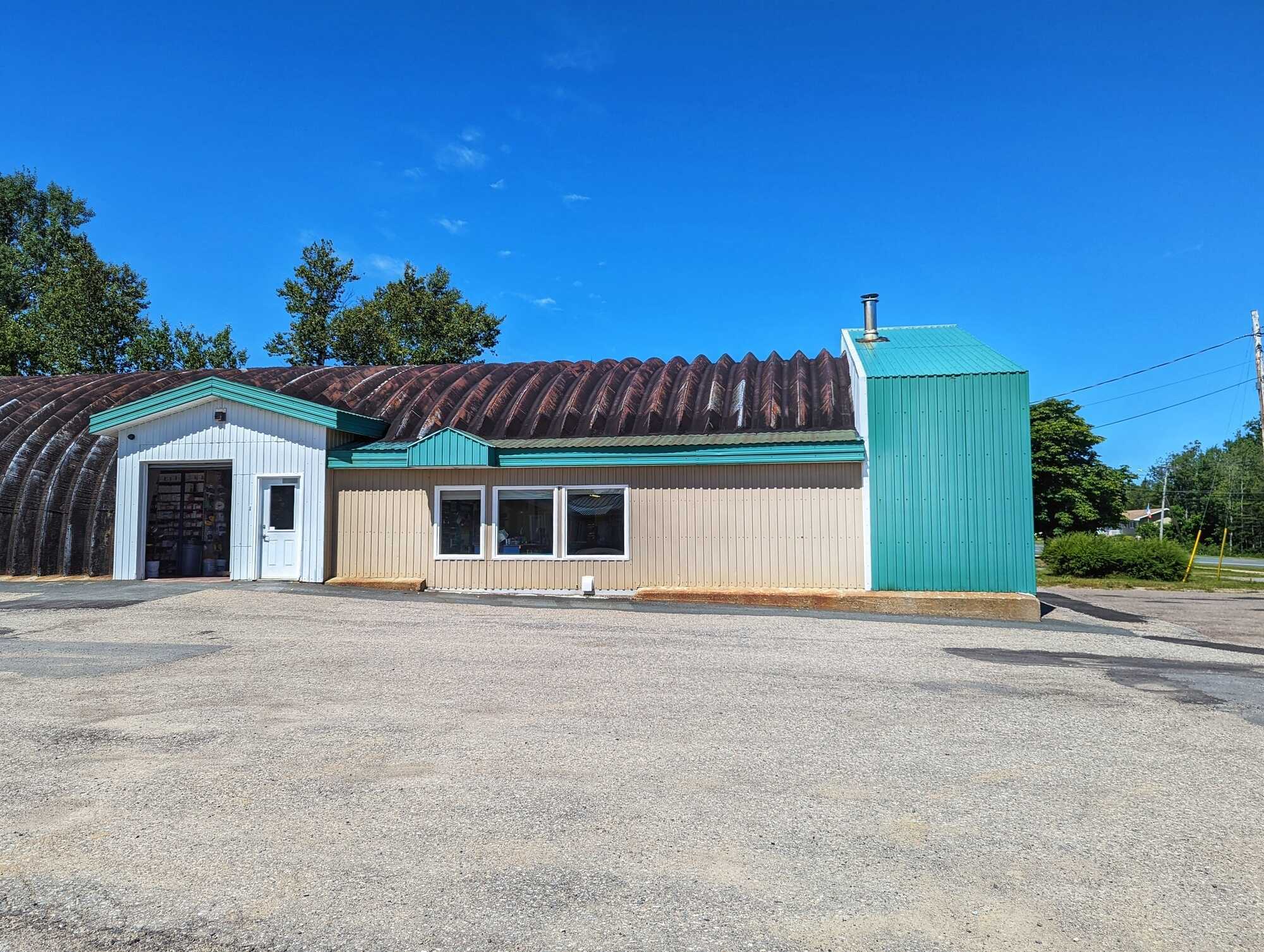 Bâtiment commercial à vendre / Commercial building for sale 2
