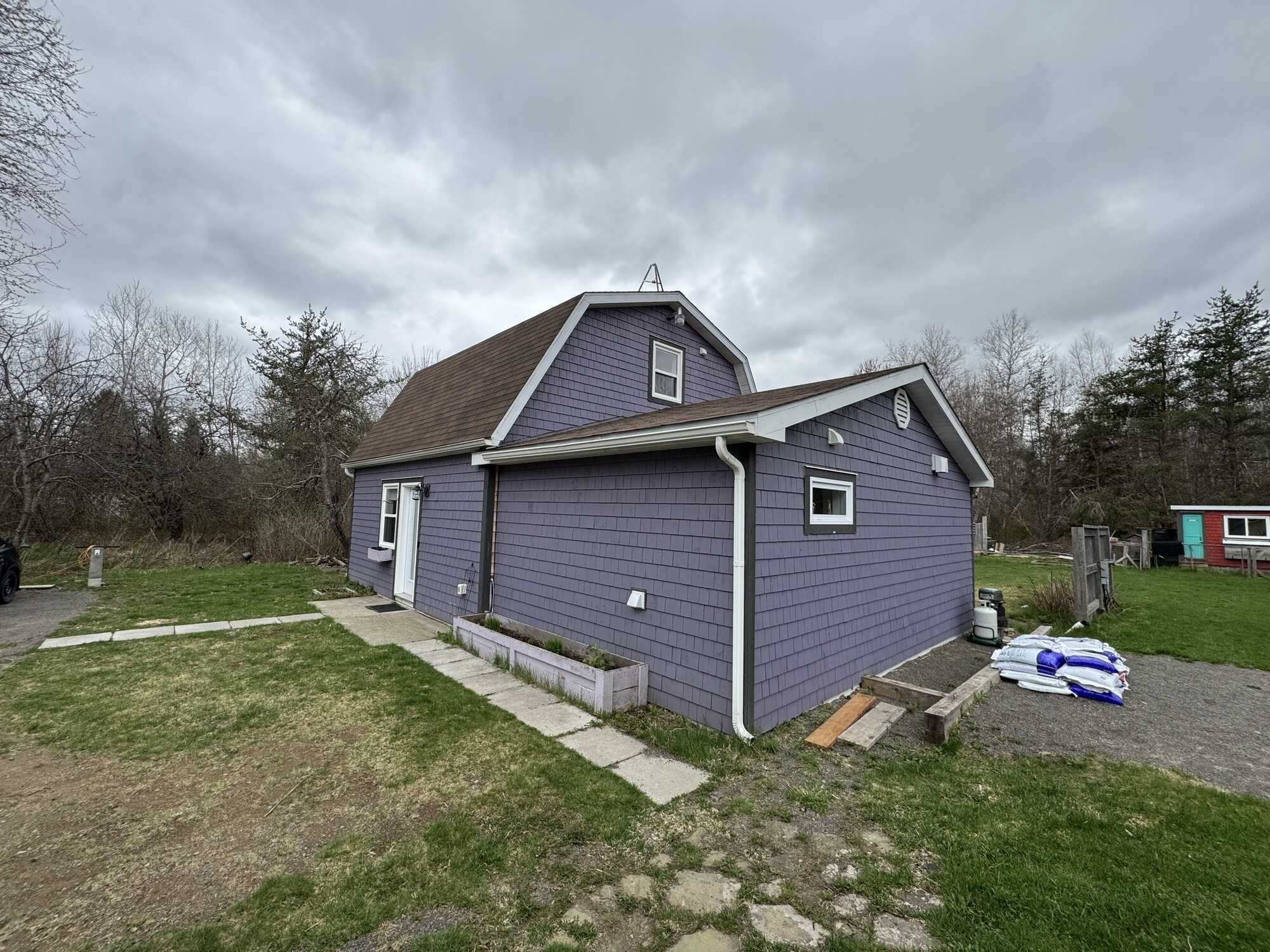 Beautiful Remodeled Home & Large Detached In-law/Rental Suite 2