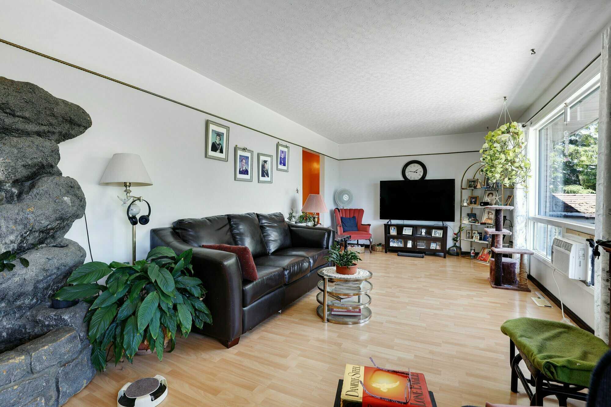 Country Charm, In-Law Suite and Endless Potential on a Spacious Property with Plenty of Green Space, Close to Pembroke and an Easy Commute to Larger Centers 4